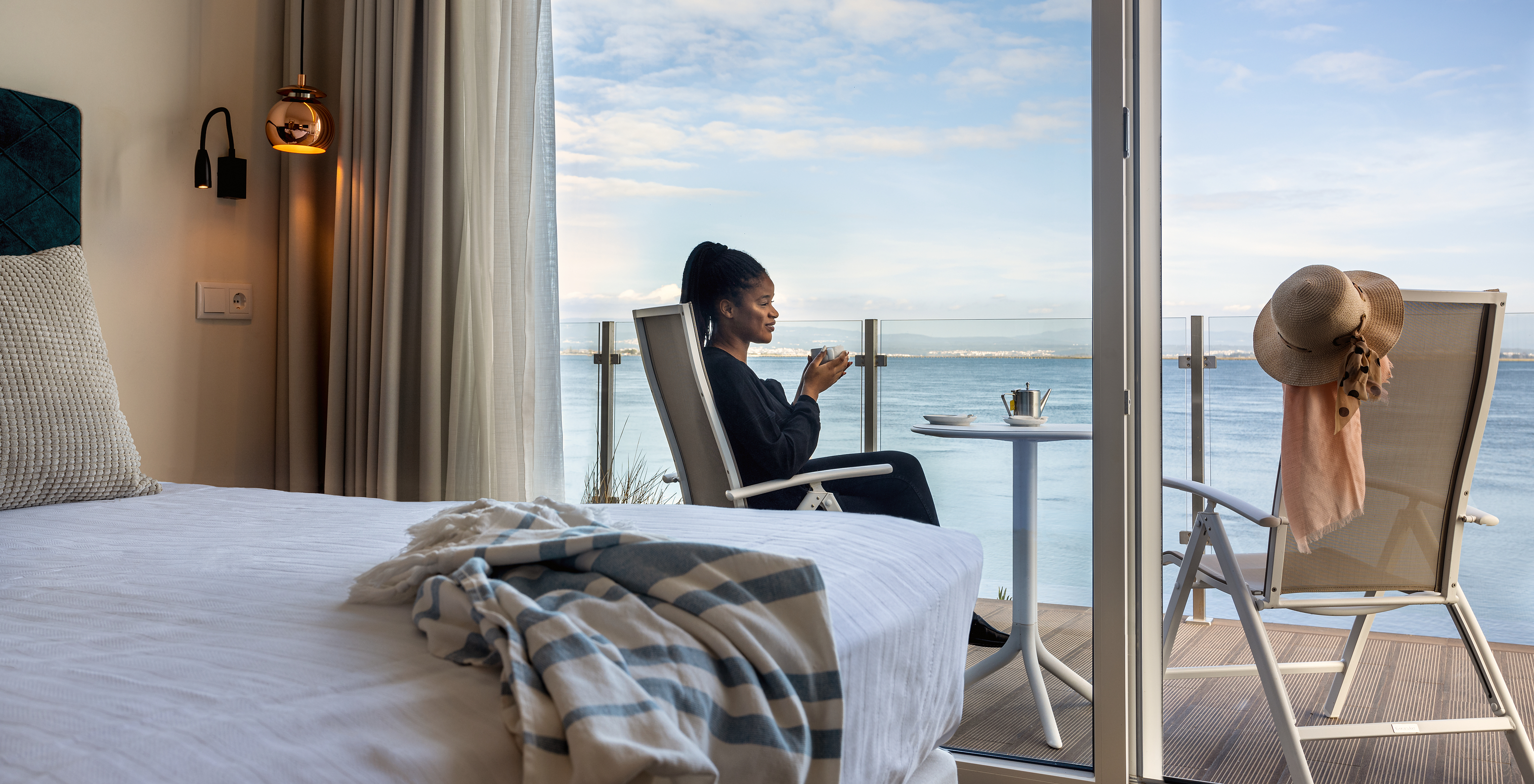 The Superior Terrace of The Ria Inn - Aveiro has a bed and a spacious balcony with panoramic view of Aveiro ria