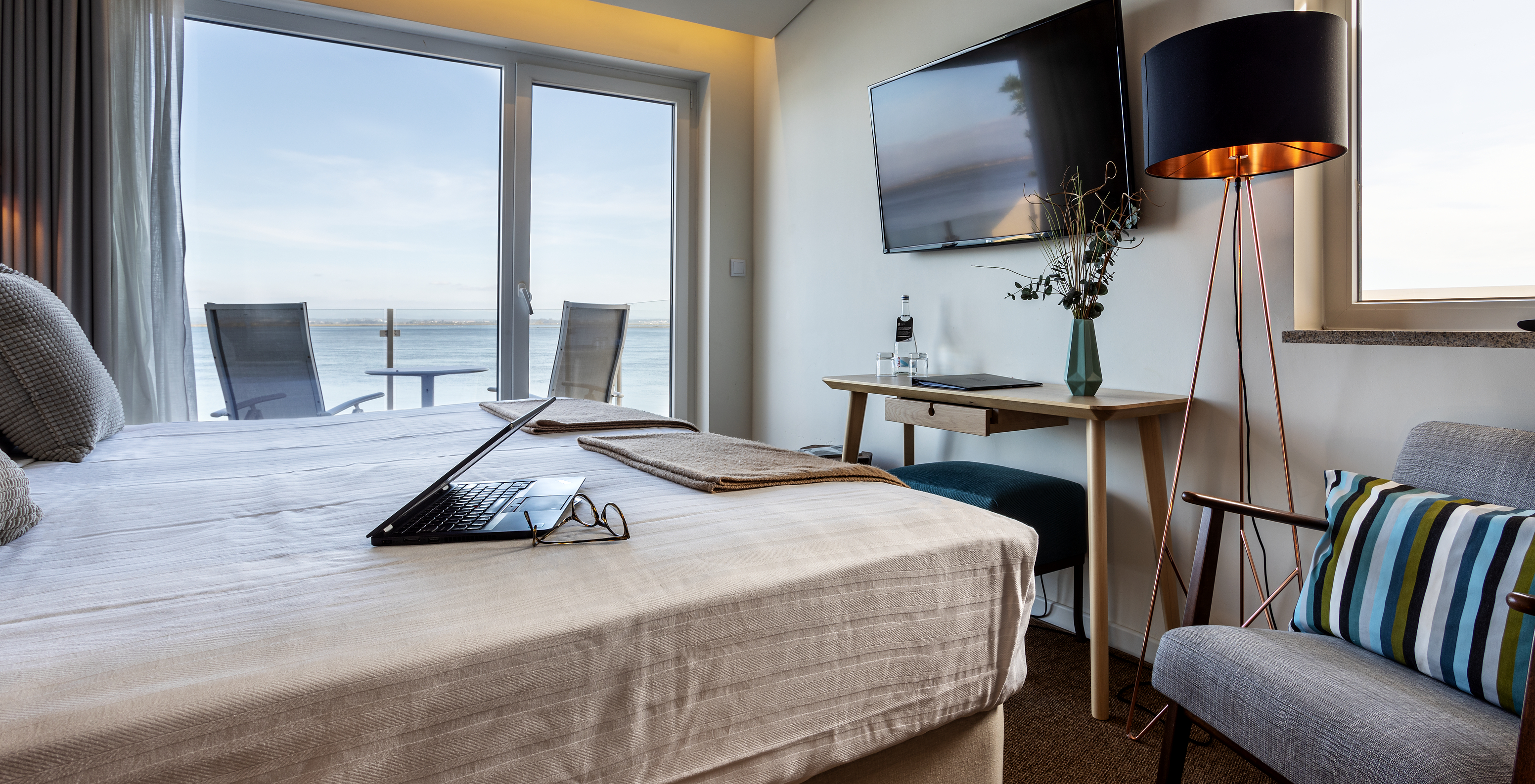 The Superior Terrace of The Ria Inn - Aveiro has a double bed, a TV, and a balcony with a view of the ria