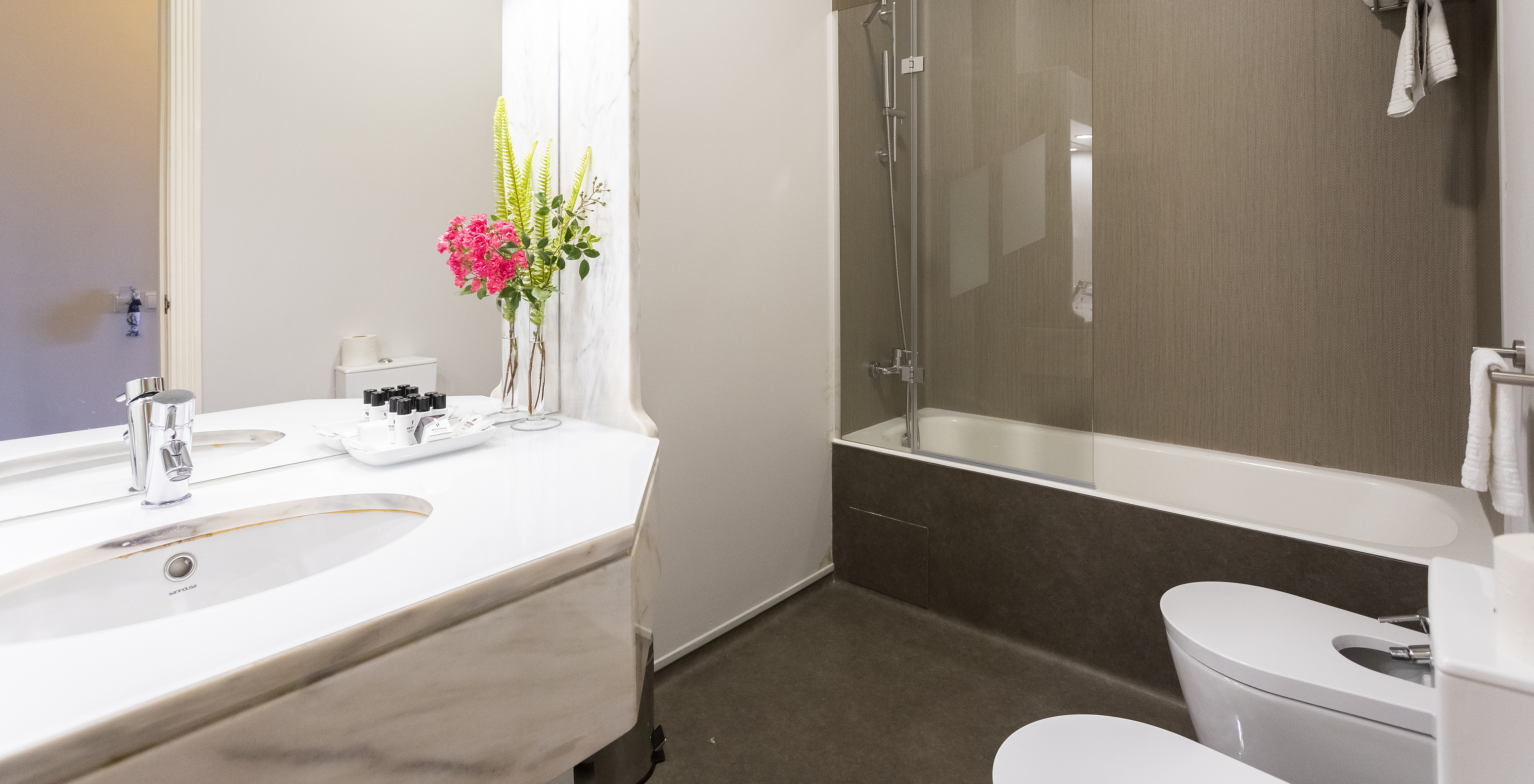 The Superior Ria View of The Ria Inn - Aveiro has a sink, bathtub with shower, and a large mirror