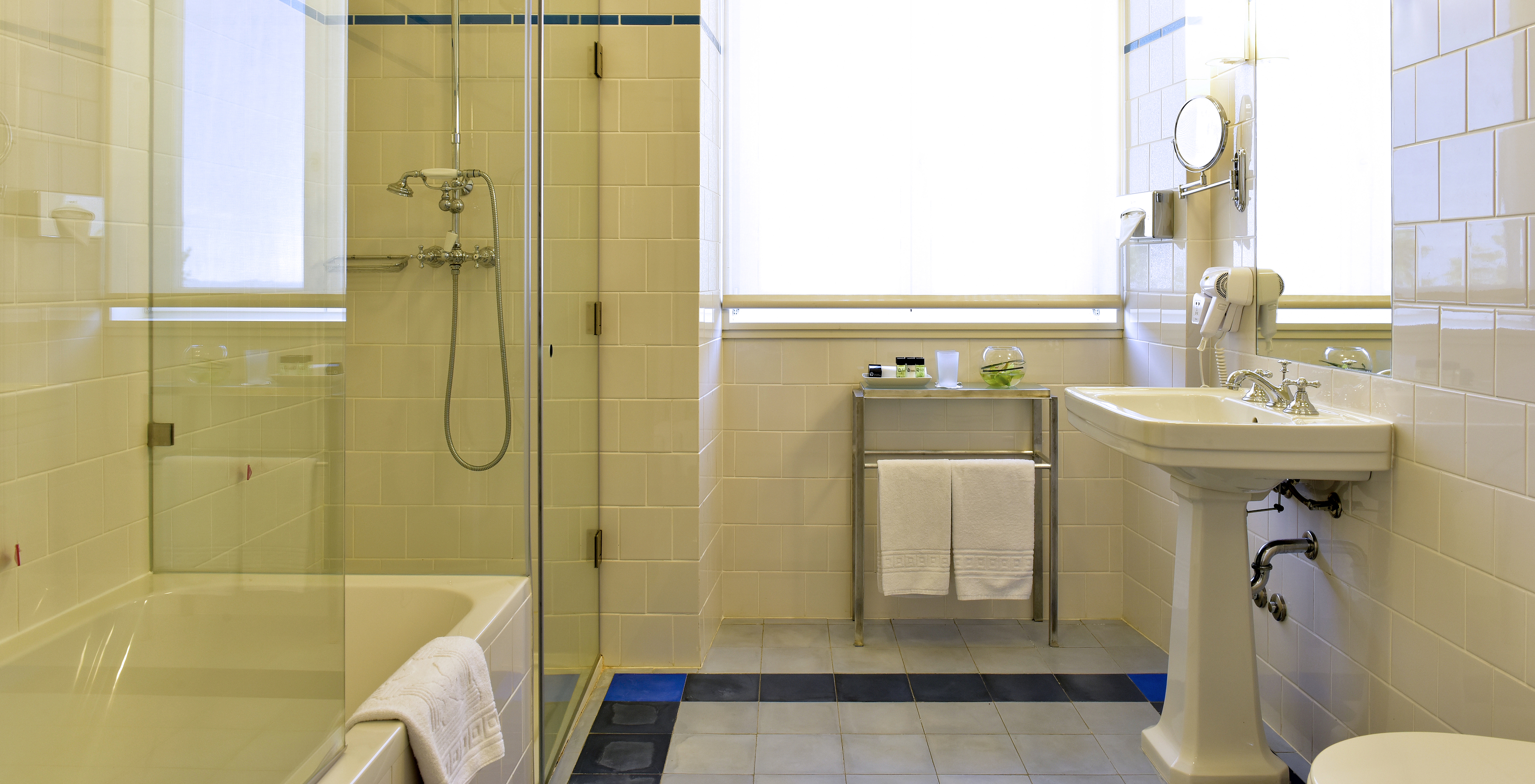 The Superior Room of The Serra da Estrela Inn has a bathroom with shower, bathtub, and sink with mirror