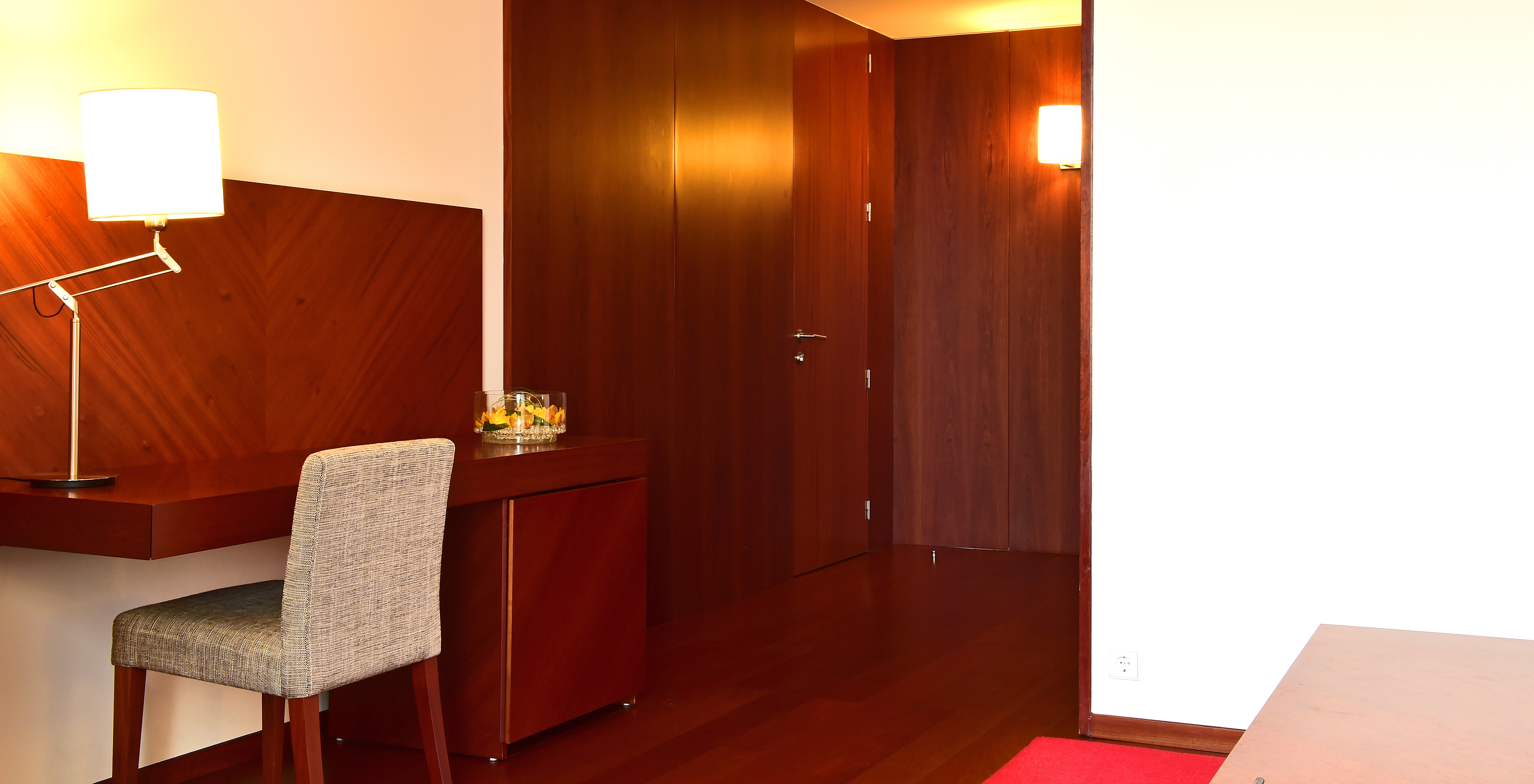 The Classic Room of the Pousada Viseu has a desk with chair and lamp, and a wardrobe