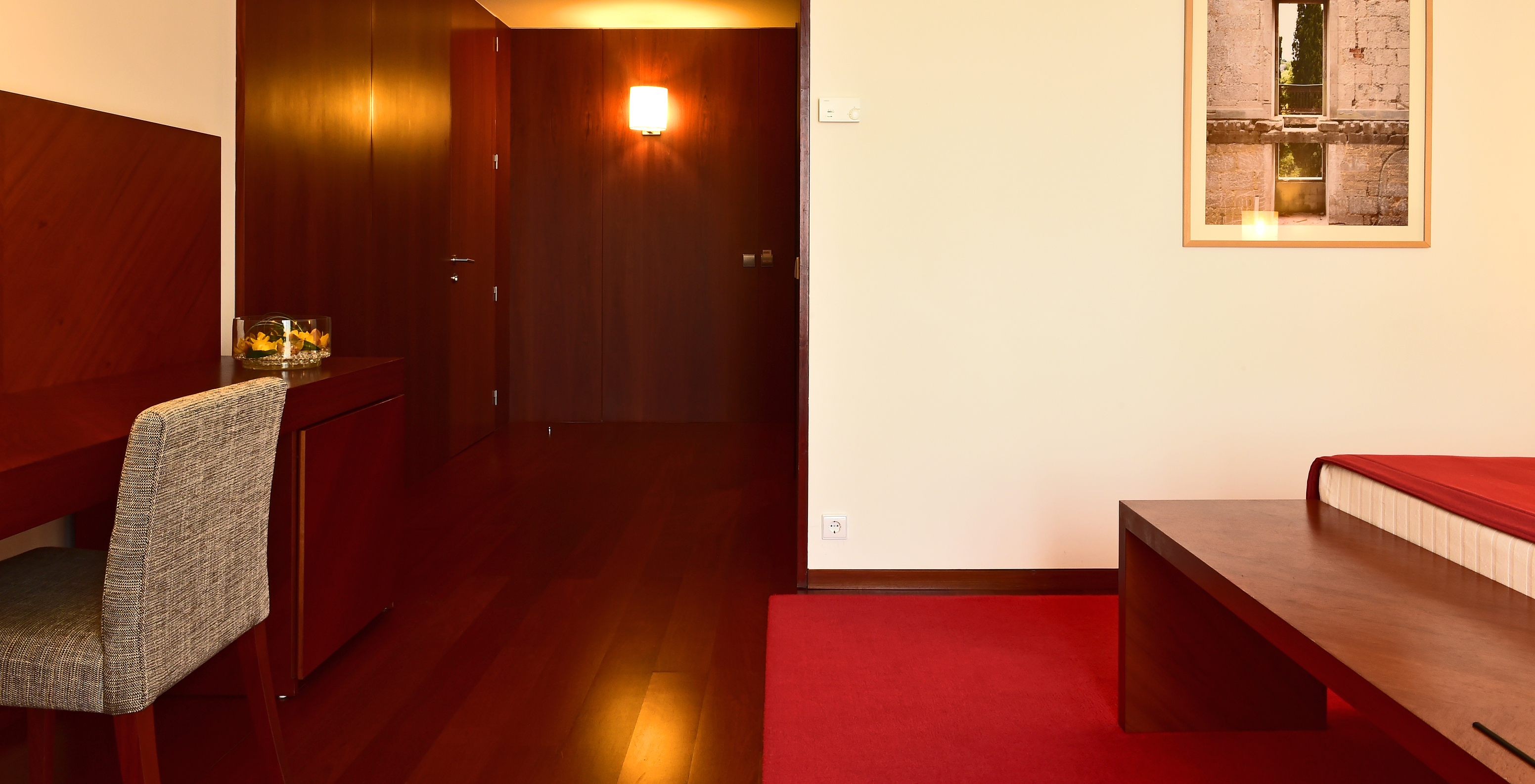 The Large Family of the Pousada Viseu has a desk with chair and lamp, and a wardrobe