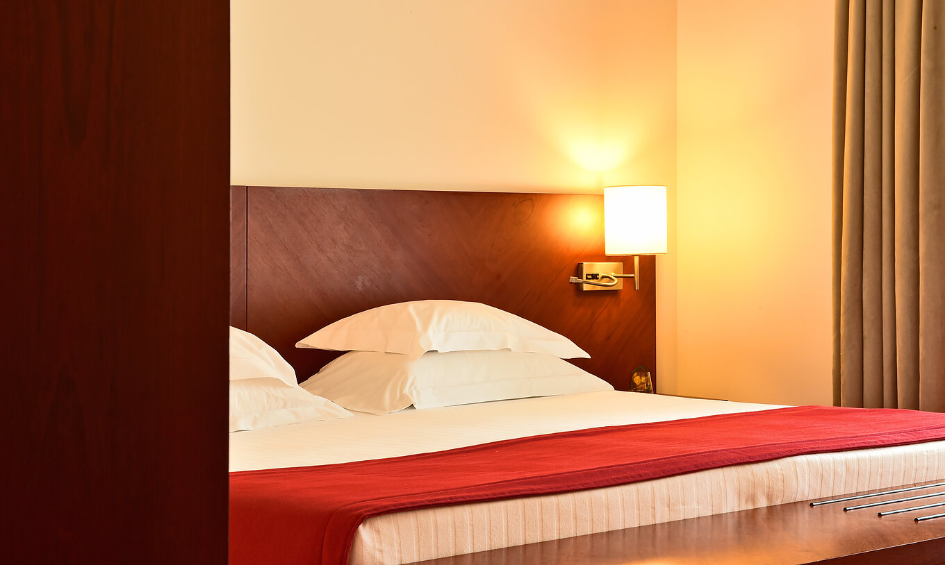 The Classic Family of the Pousada Viseu has a double bed and bedside table with lamp