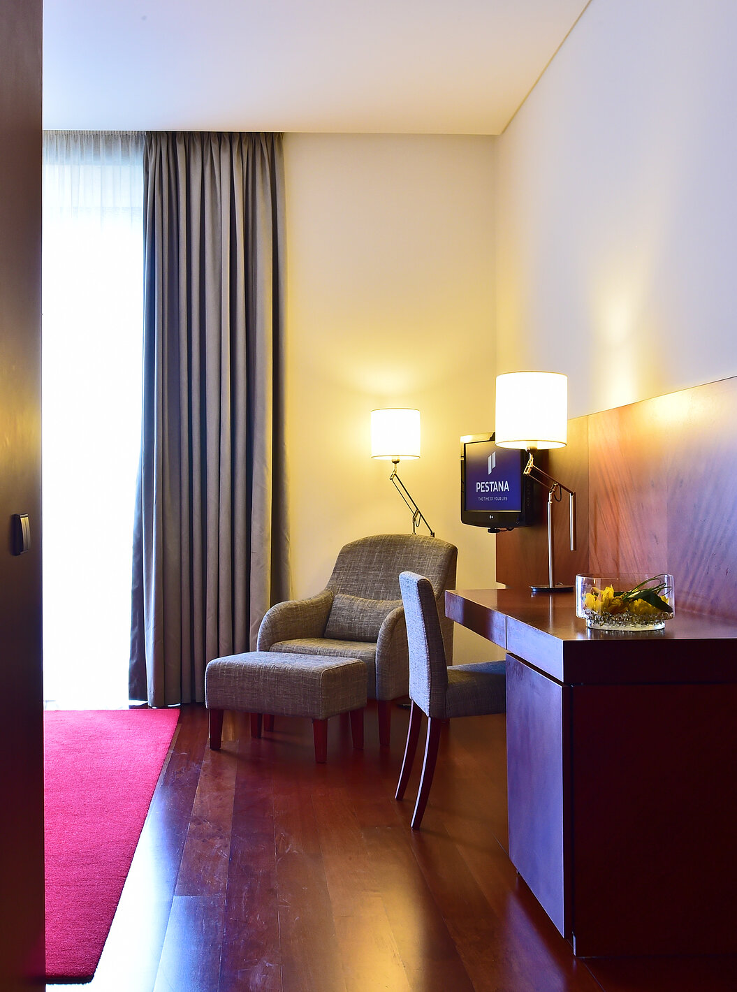 The Classic Room of the Pousada Viseu has a mirror, a wardrobe, desk, television and an armchair