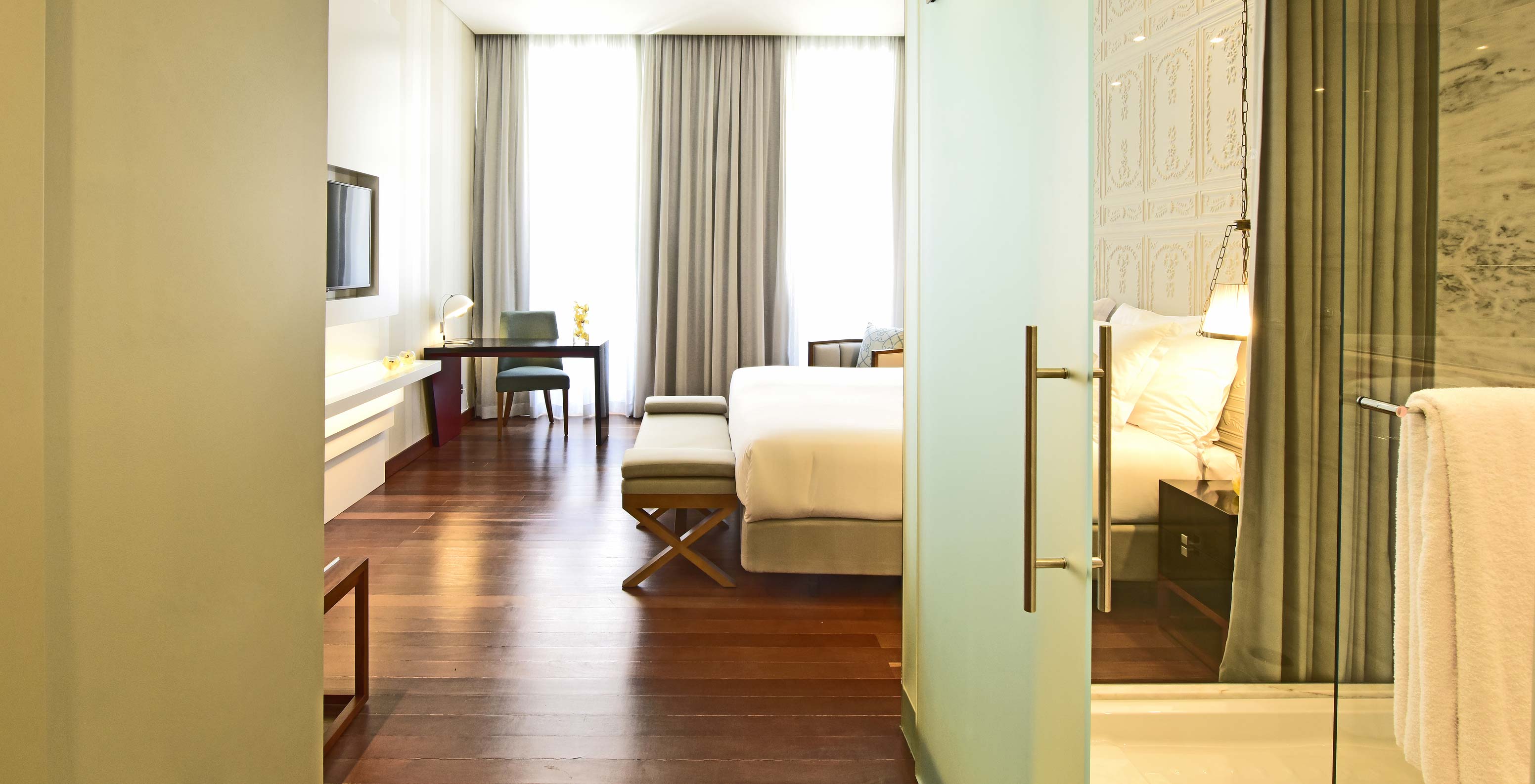 The Deluxe King Size Bed at Pousada de Lisboa Praça do Comércio has a bathroom with glass wall and double bed
