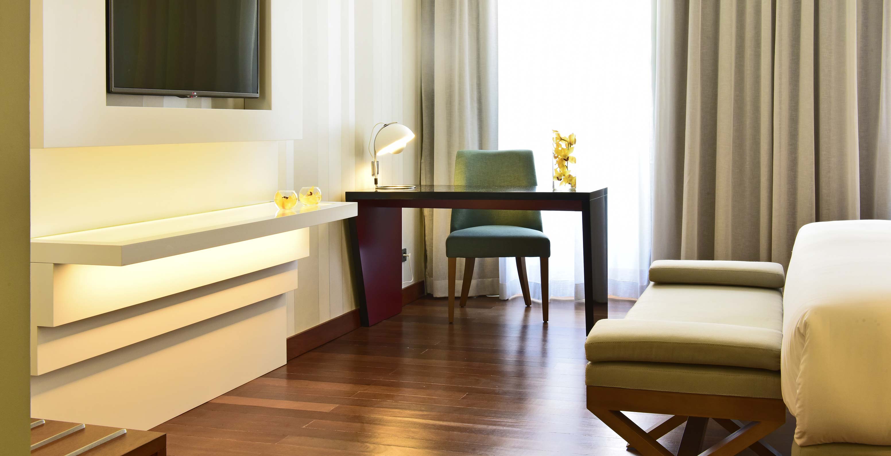 The Deluxe King Size Bed at Pousada de Lisboa Praça do Comércio has a stool, desk with chair, TV and window