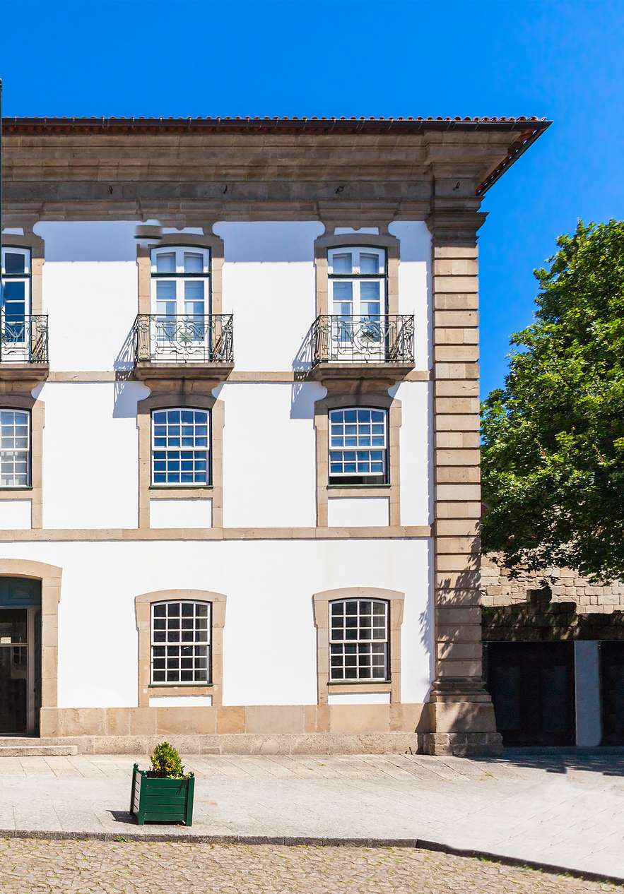 Historic building facade beside Pousada Mosteiro Guimarães, Hotel no Centro Histórico de Guimarães