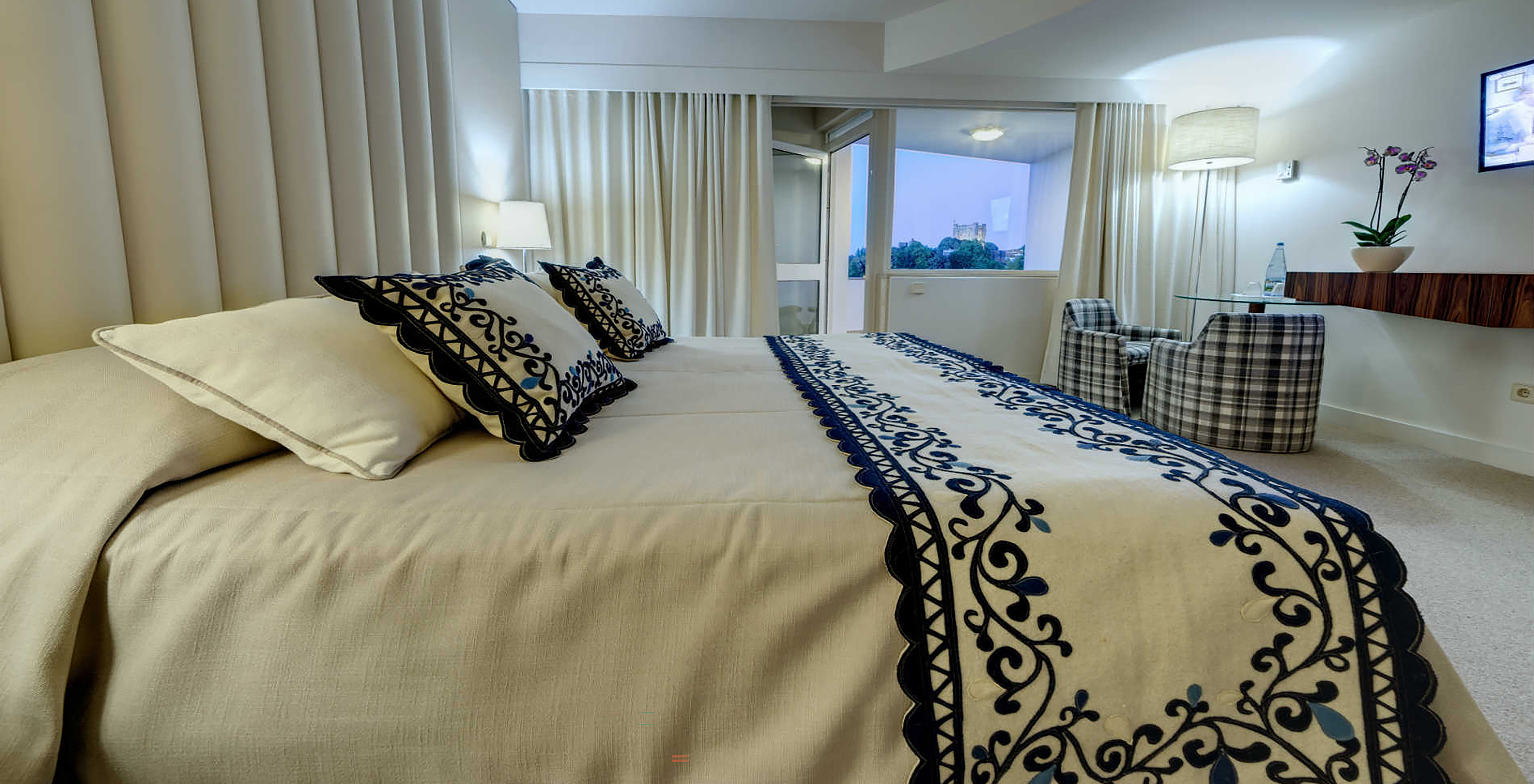 The Classic Room at Pousada Bragança has a double bed, a balcony with view, and two armchairs with coffee table