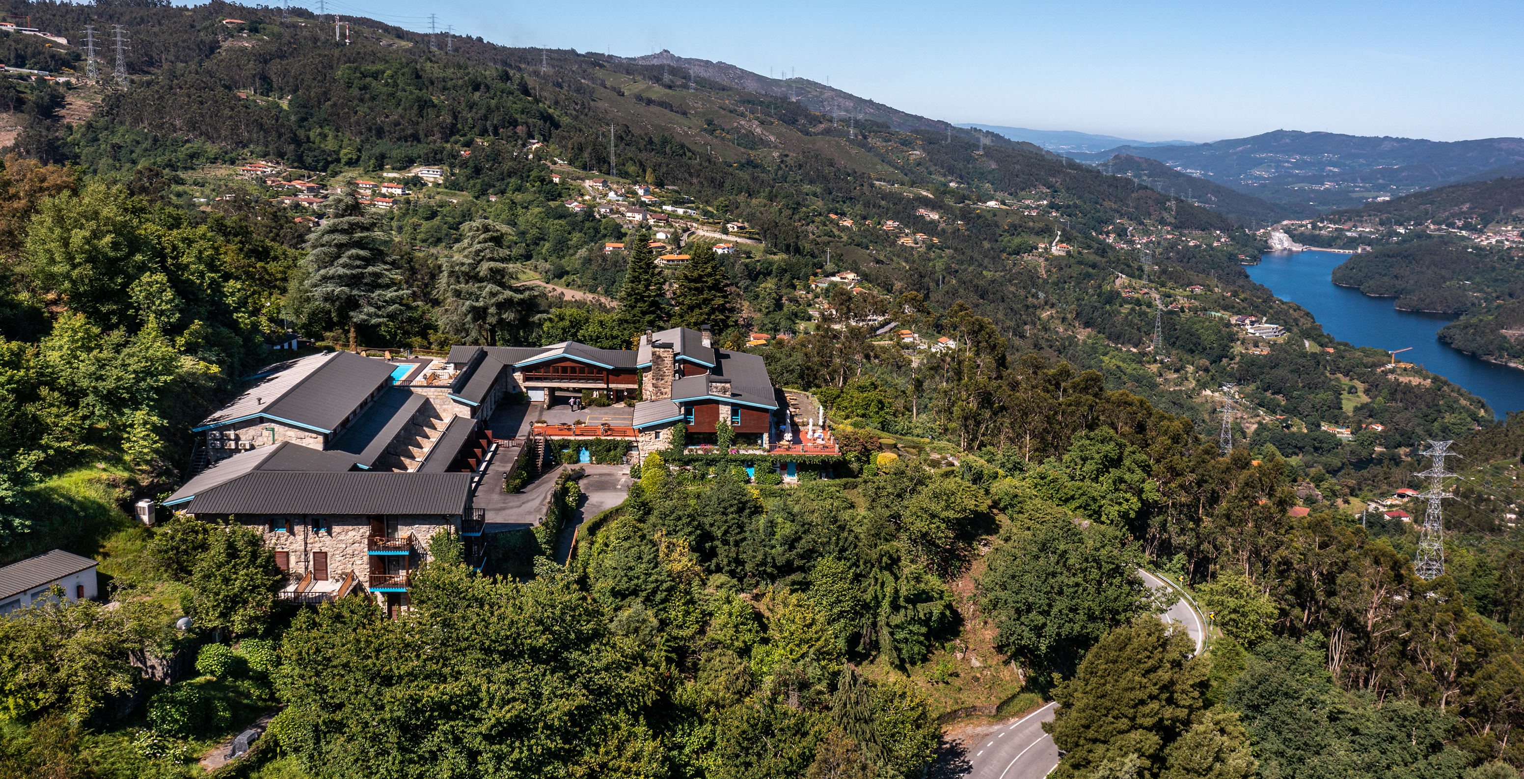 Exterior view of Pousada Caniçada - Gerês, a mountain chalet in the Peneda-Gerês National Park