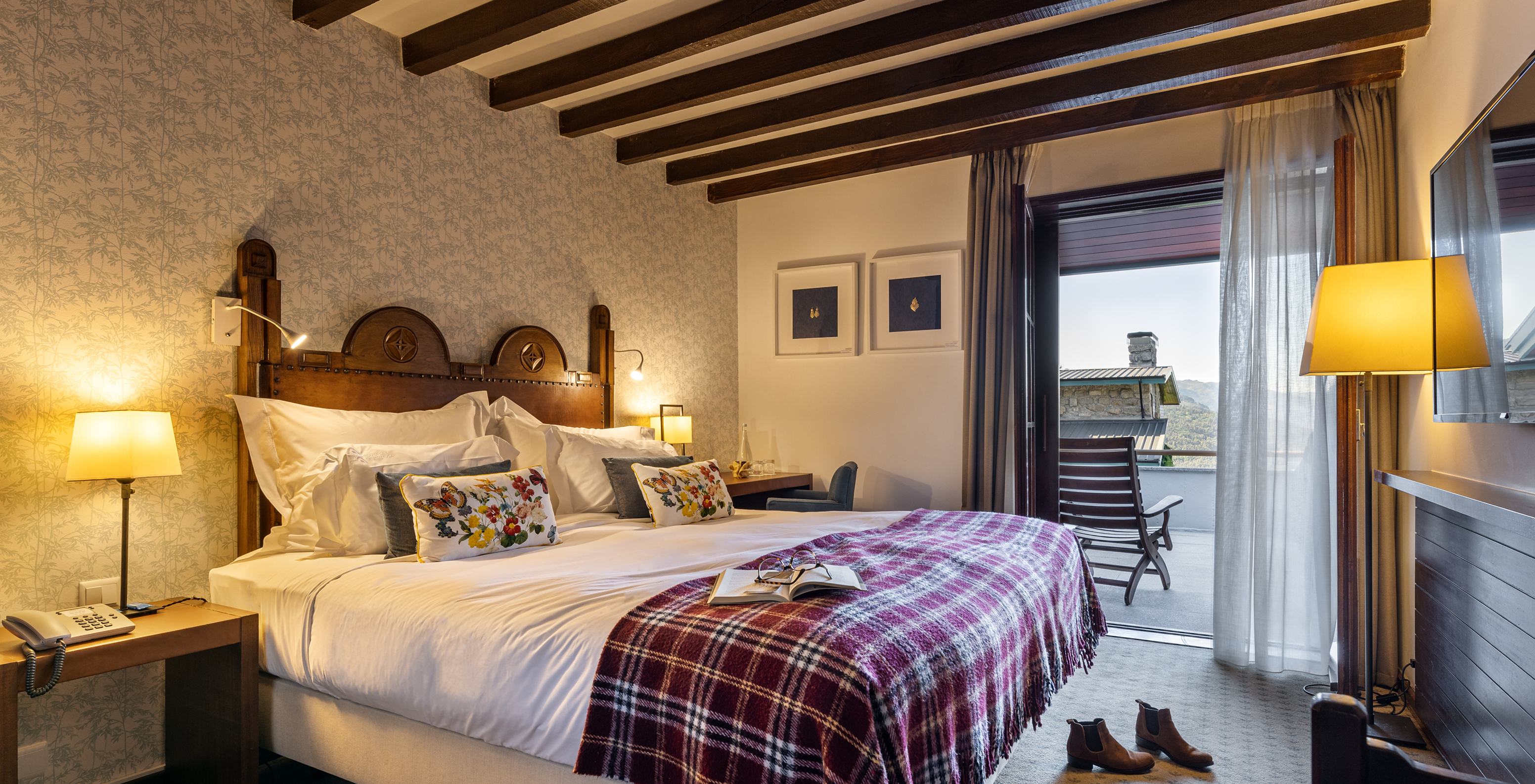 The Superior Balcony Room of the Pousada Caniçada - Gerês has a double bed with two bedside tables and a television