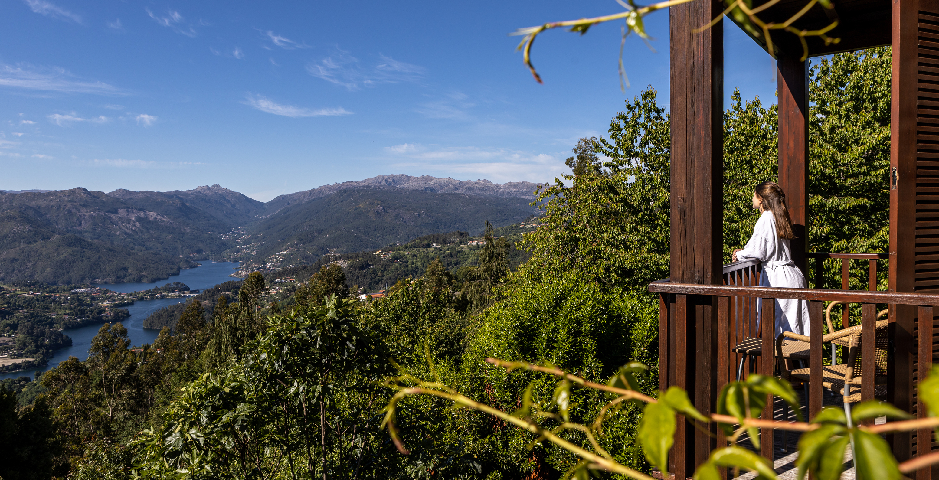 The Superior Balcony Room of the Pousada Caniçada - Gerês has a wooden balcony with panoramic views of the Douro River