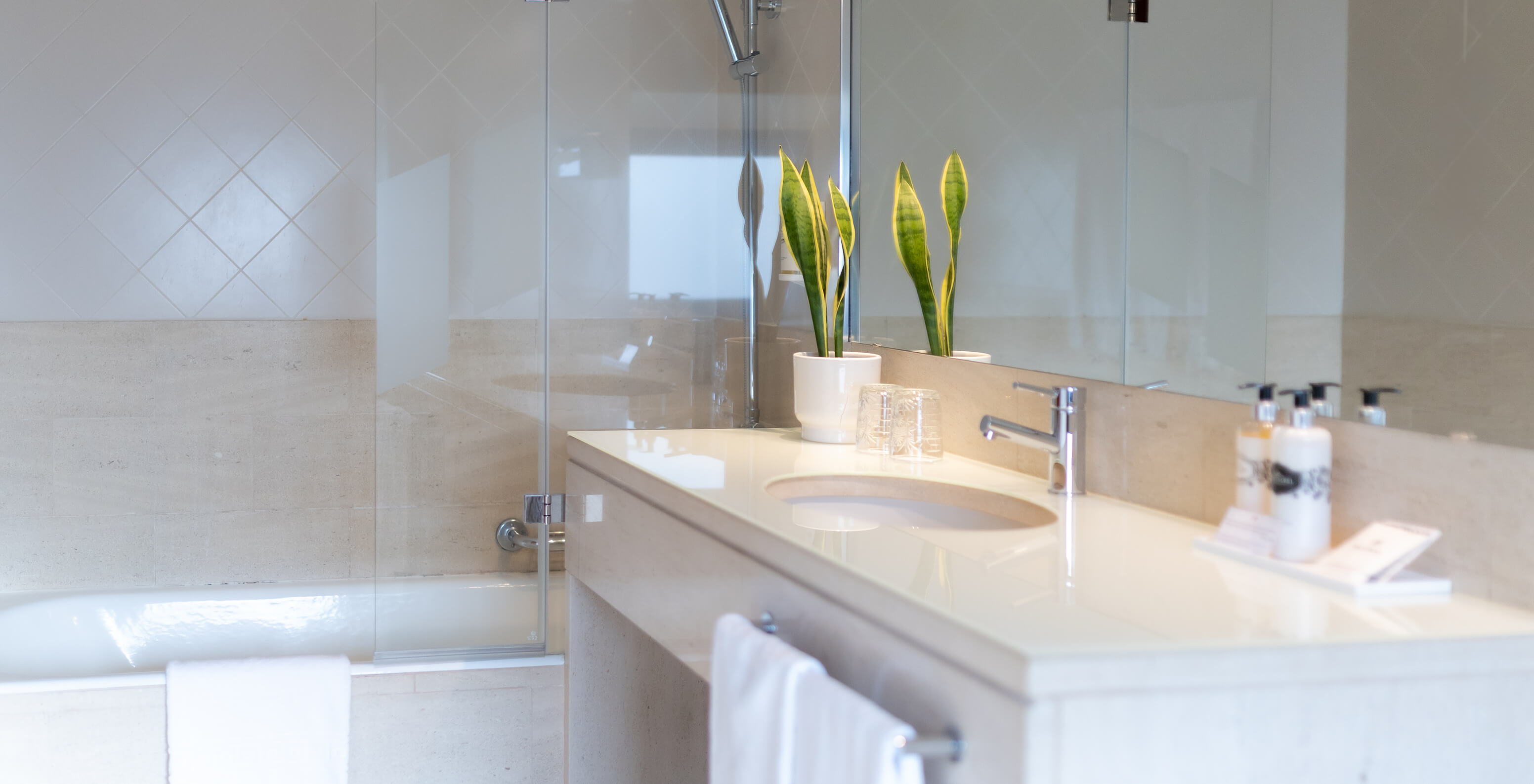 The Classic Room at Pousada Caniçada - Gerês has a bathroom with a bathtub, mirror, and sink