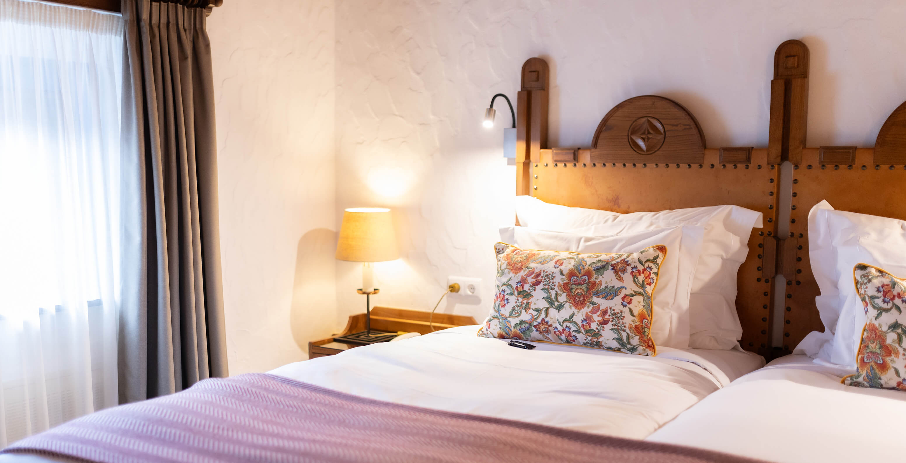 The Classic Room at Pousada Caniçada - Gerês has two single beds with wooden headboards and a window with curtains