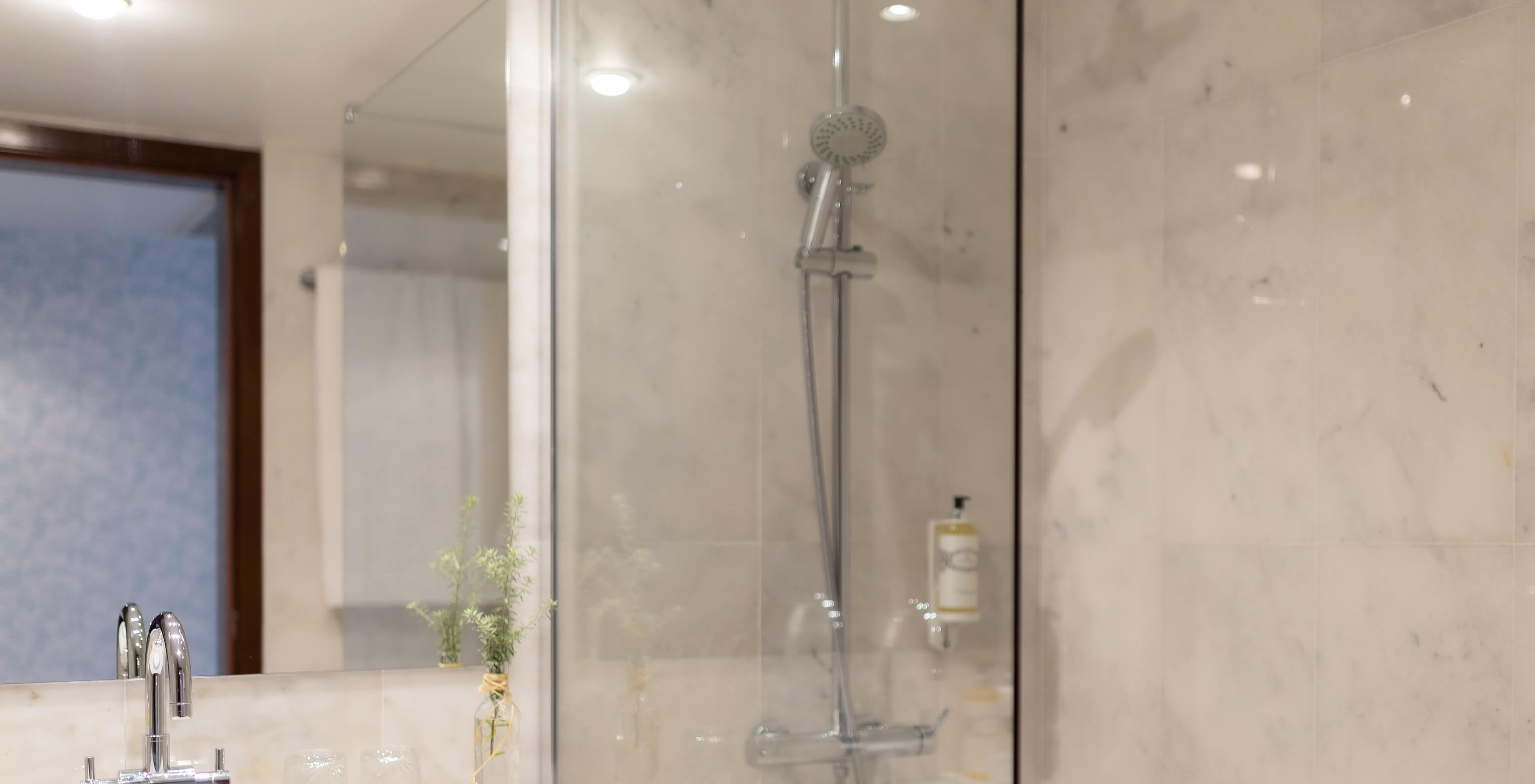 The Large Family Room at Pousada Caniçada - Gerês has a bathroom with a shower and a sink with a mirror