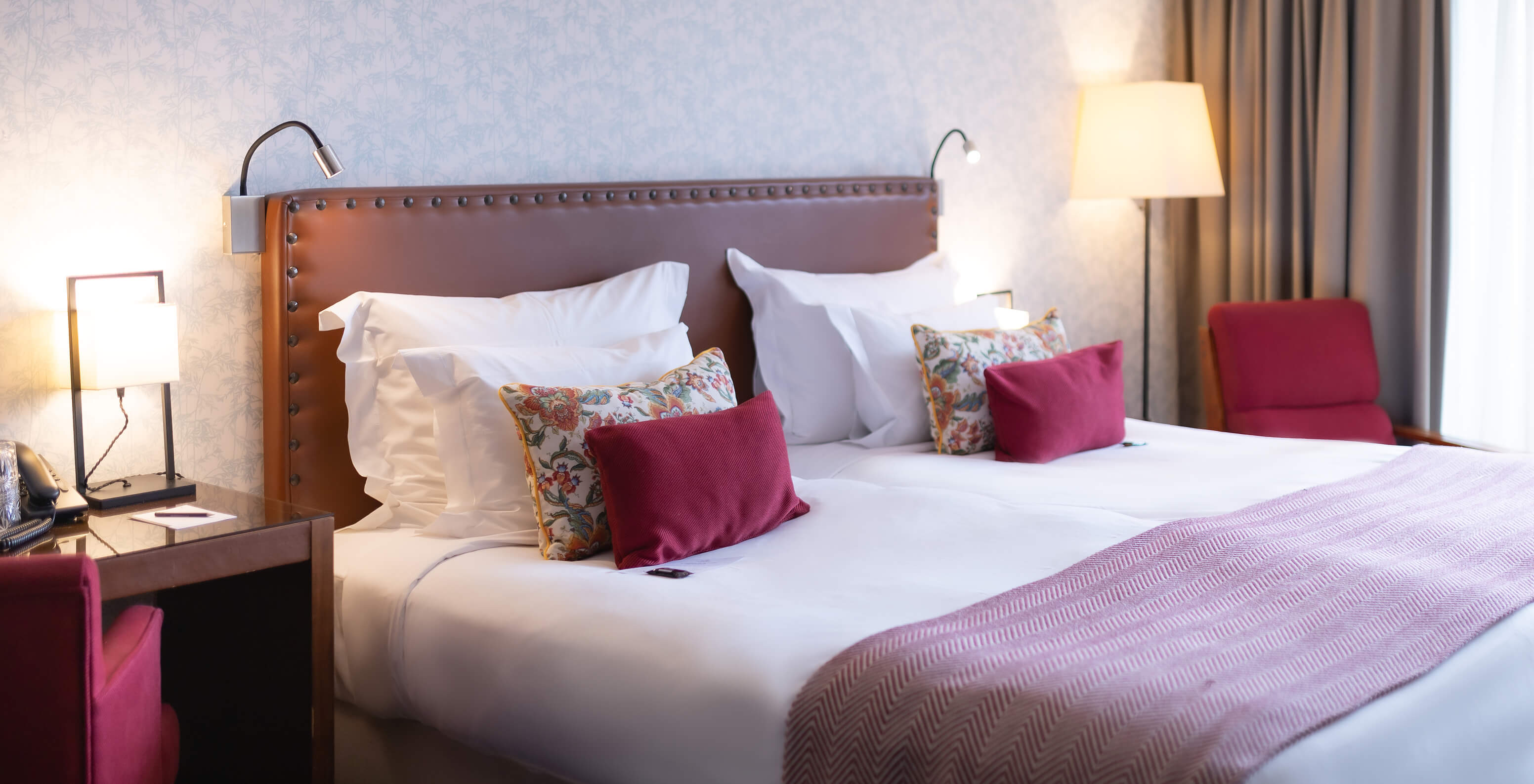 The Large Family Room at Pousada Caniçada - Gerês has a double bed, a bedside table, and an armchair