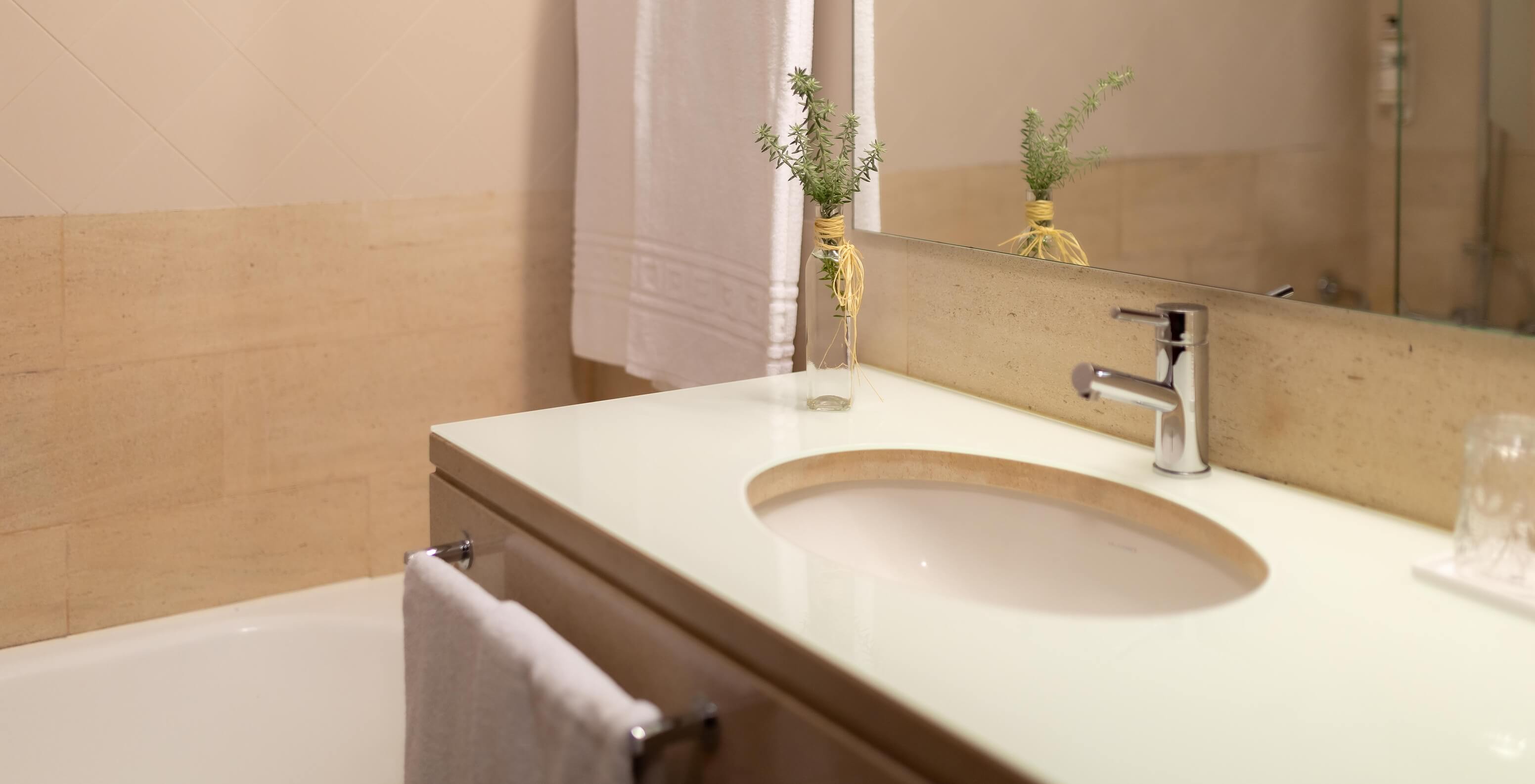 The Standard Suite at Pousada Caniçada - Gerês has a bathroom with a sink, mirror, and bathtub