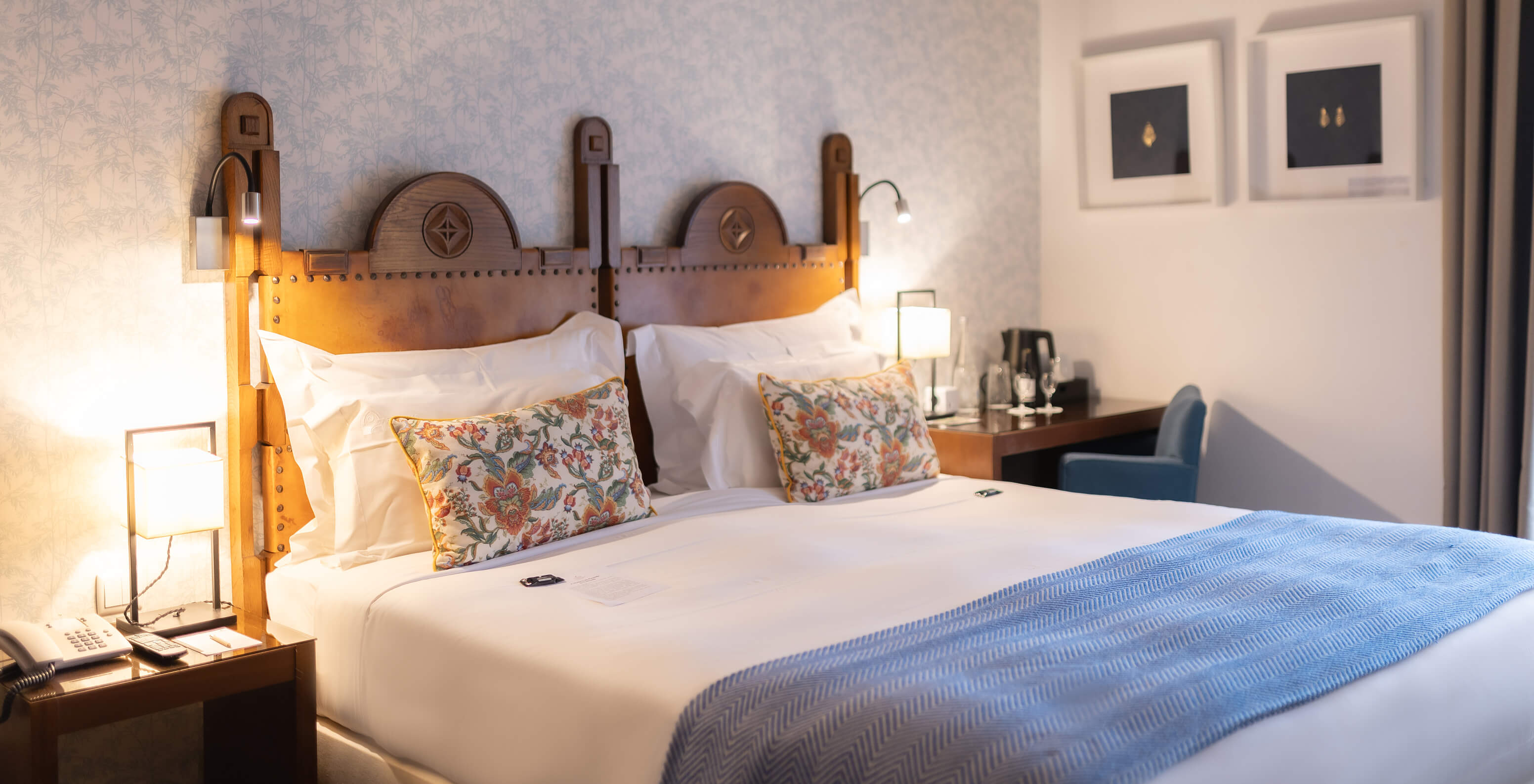 The Superior Balcony Room at Pousada Caniçada - Gerês has a double bed, a bedside table, and a desk