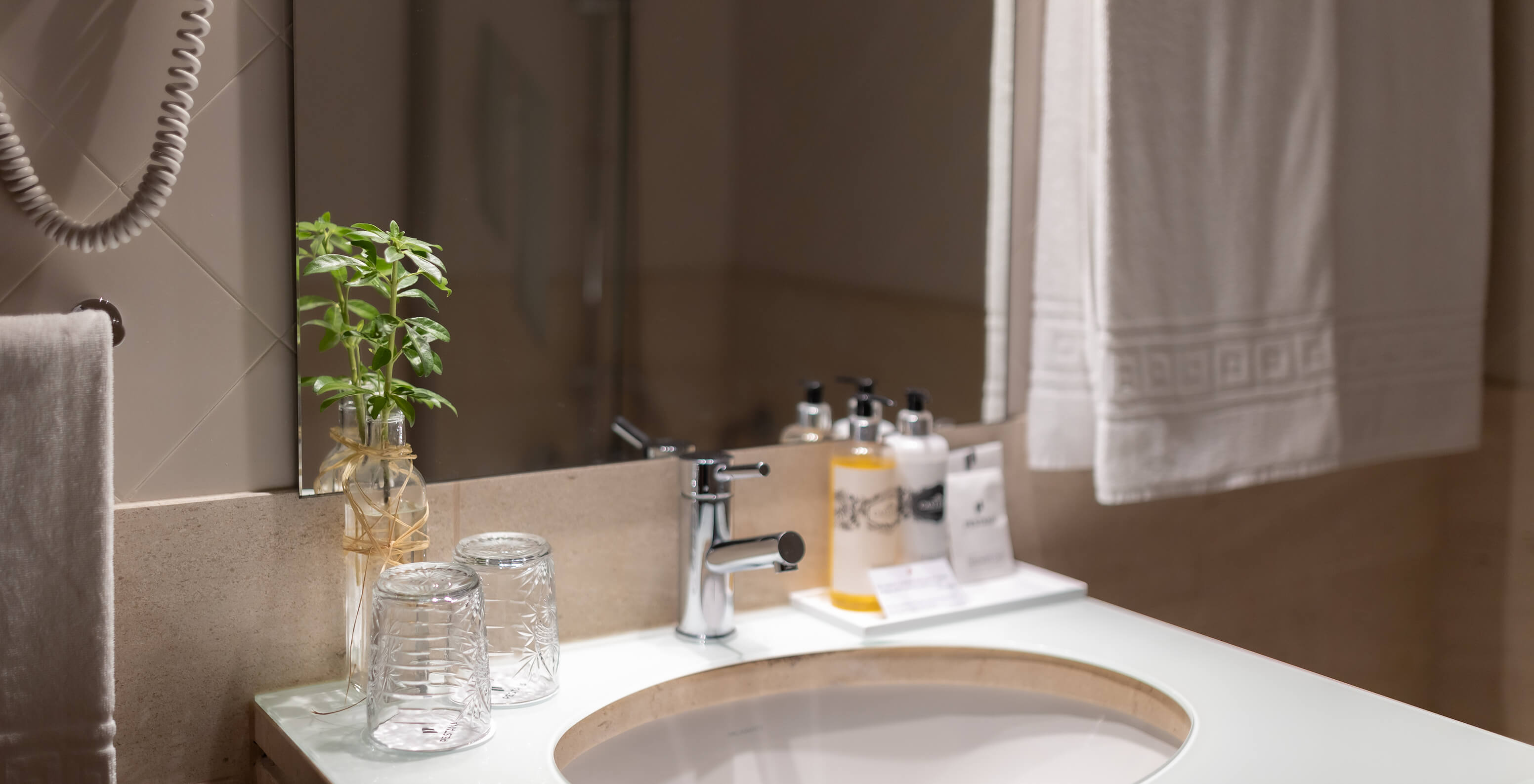 The Superior Room at Pousada Caniçada - Gerês has a bathroom with towels, a sink with a mirror, and amenities