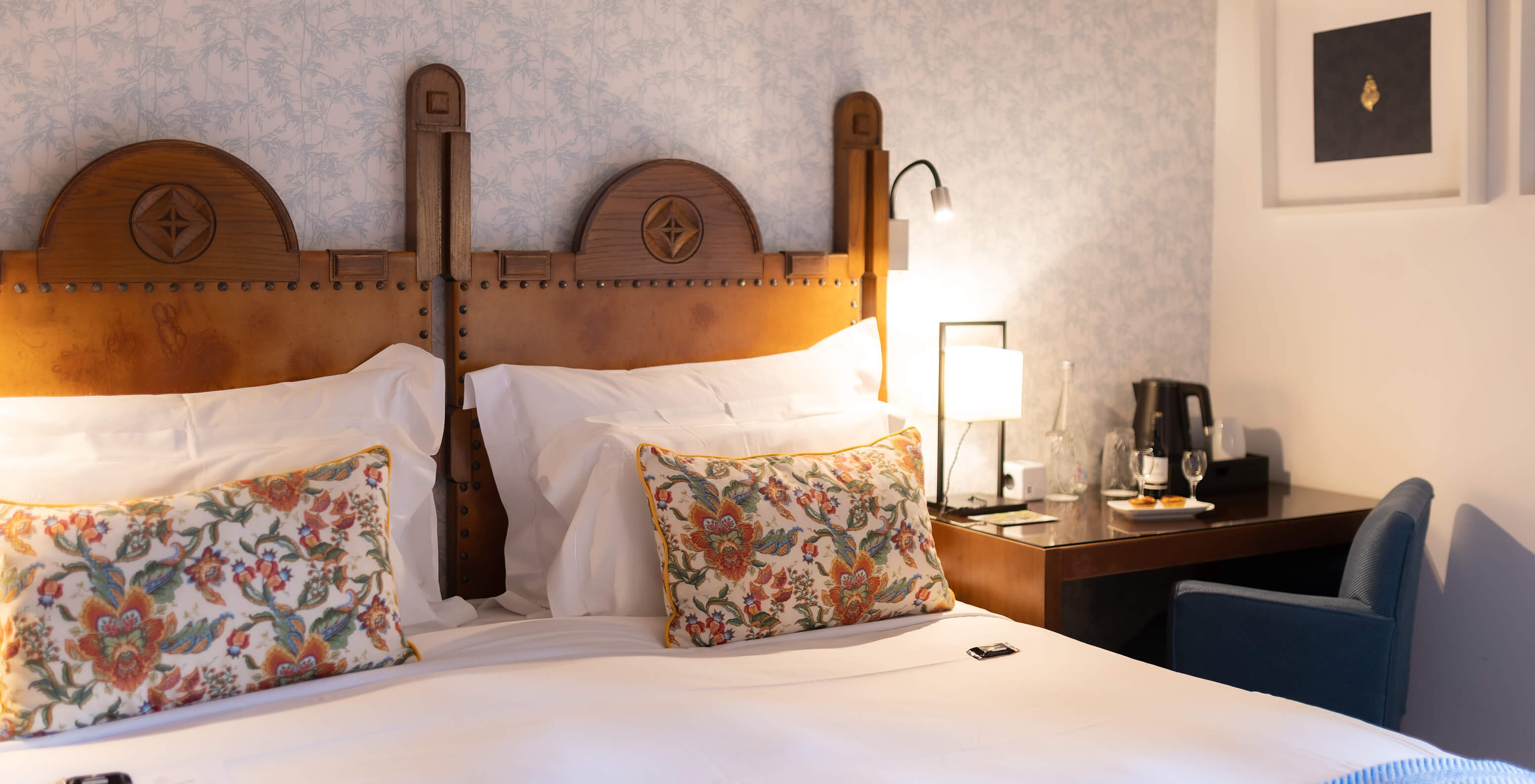 The Superior Room at Pousada Caniçada - Gerês has a double bed, floral wallpaper, and a desk