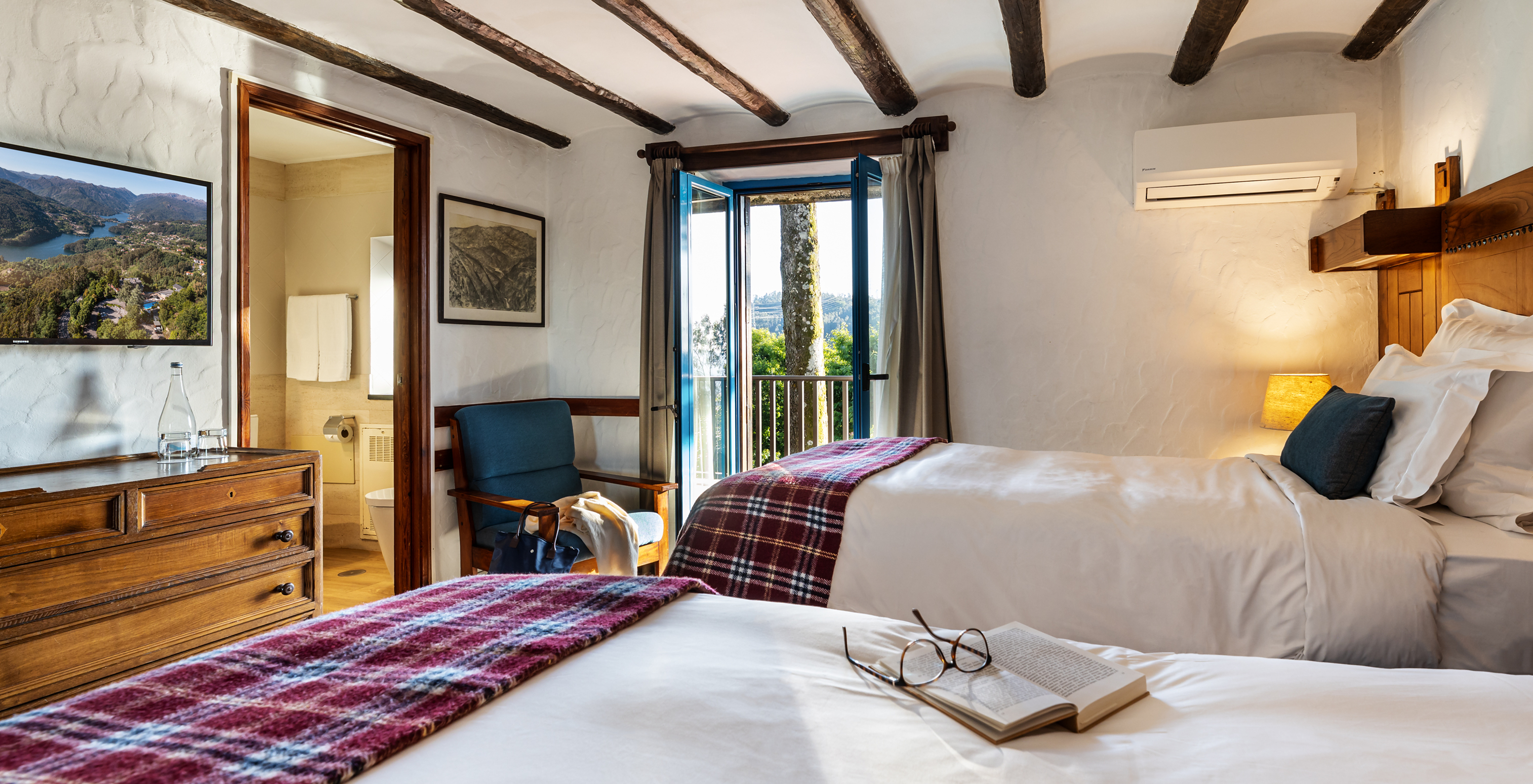 The Superior Room of the Pousada Caniçada - Gerês has two separate beds, a dresser, an armchair, and a bathroom