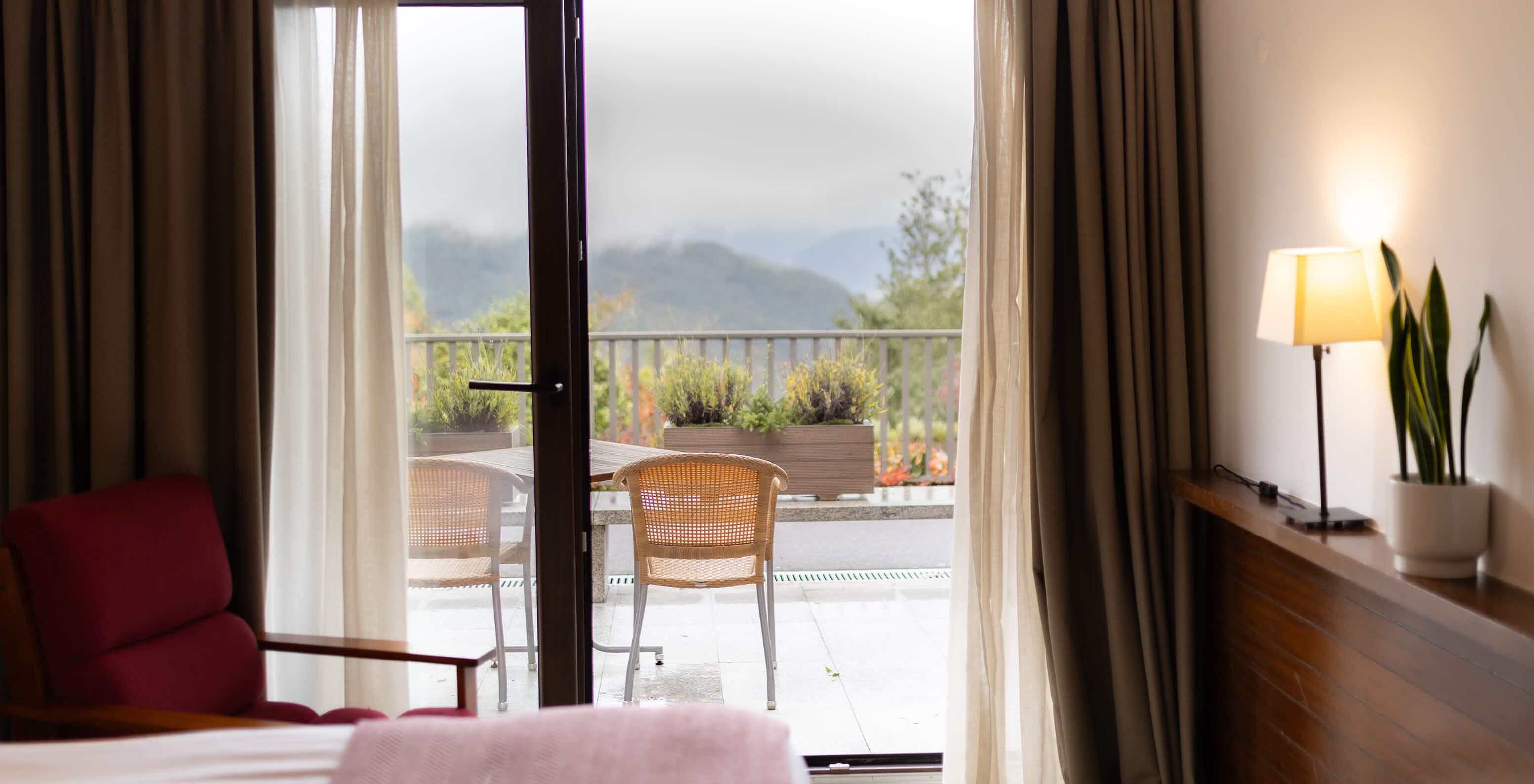 The Superior Terrace Room at Pousada Caniçada - Gerês has a balcony with a view of the Serra do Gerês, table and chairs