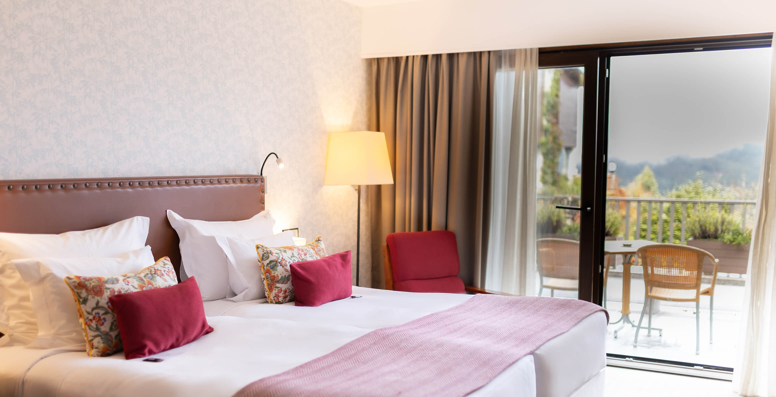 The Superior Terrace Room at Pousada Caniçada - Gerês has two beds and a balcony with a view of the Serra do Gerês