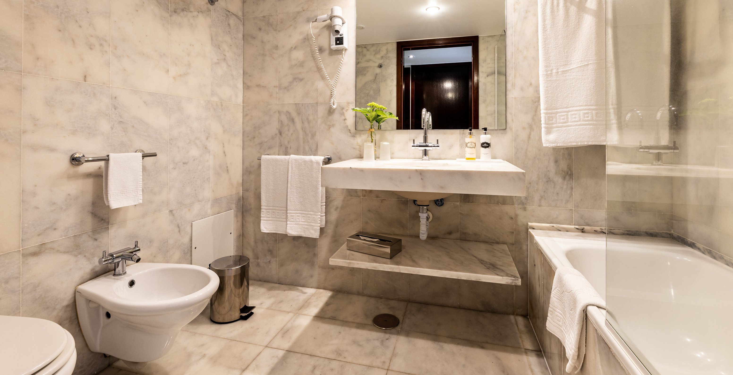 The Superior Terrace Room of the Pousada Caniçada - Gerês has a bathroom with a bathtub with shower, toilet, and bidet