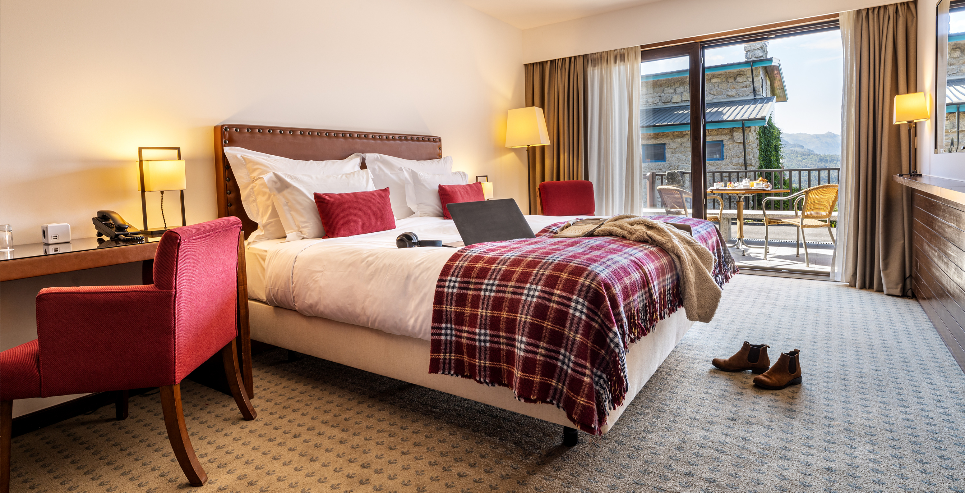 The Superior Terrace Room of the Pousada Caniçada - Gerês has a double bed, a desk with a padded chair, and a balcony