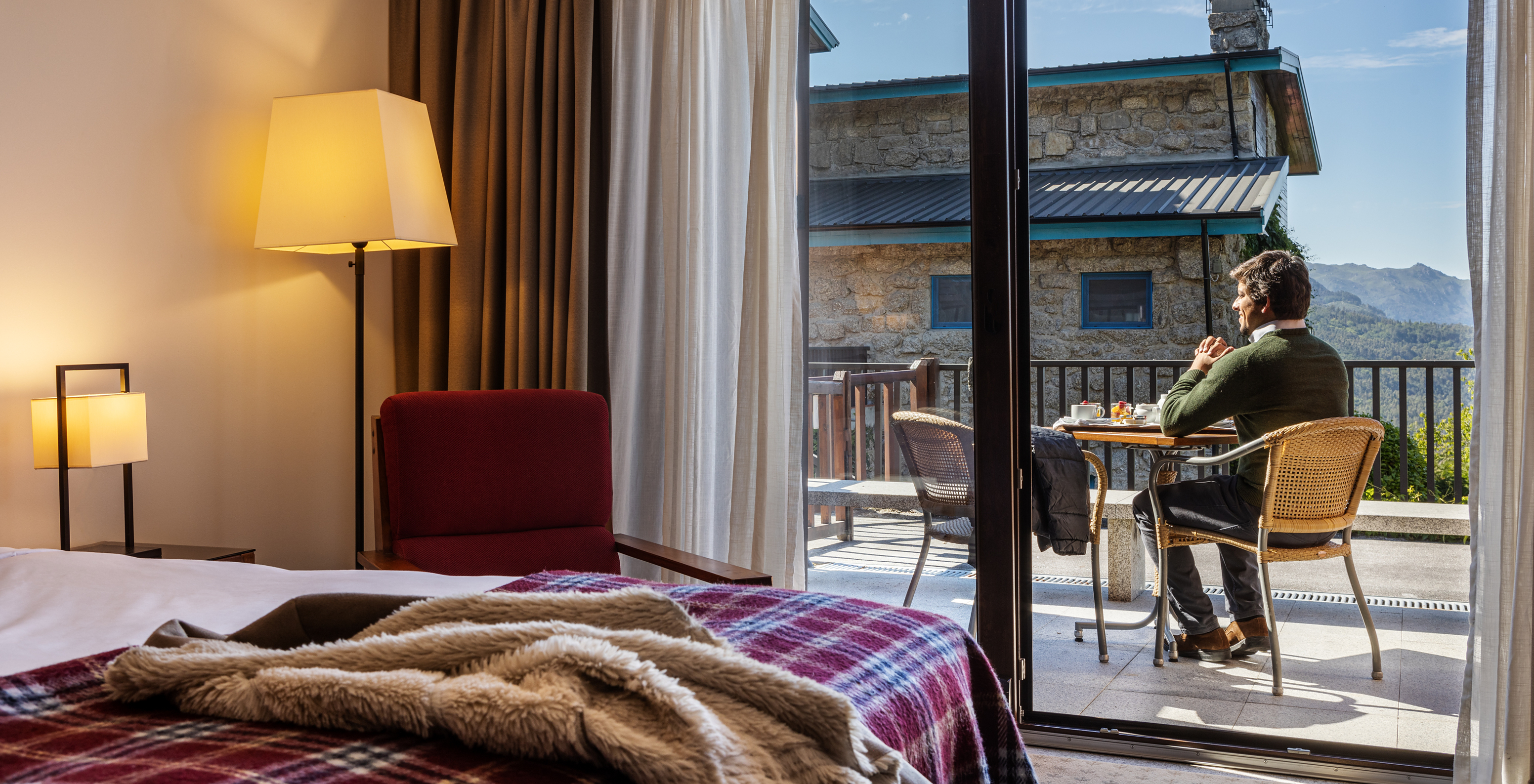 The Superior Terrace Room of the Pousada Caniçada - Gerês has a bathroom with a bathtub with shower, toilet, and bidet