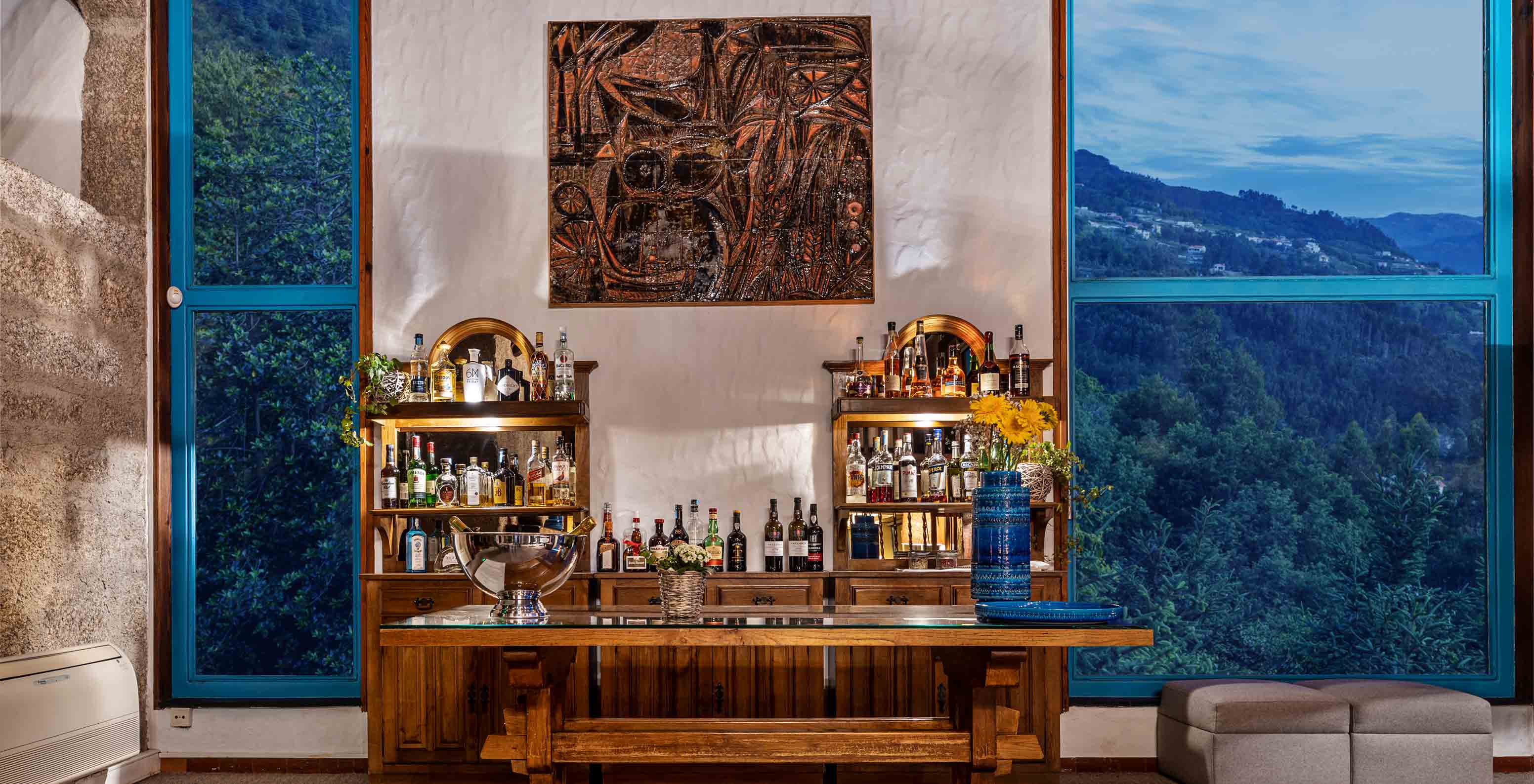 The bar Pousada Caniçada - Gerês, at the Hotel in Peneda-Gerês National Park, has various drinks for guests to enjoy