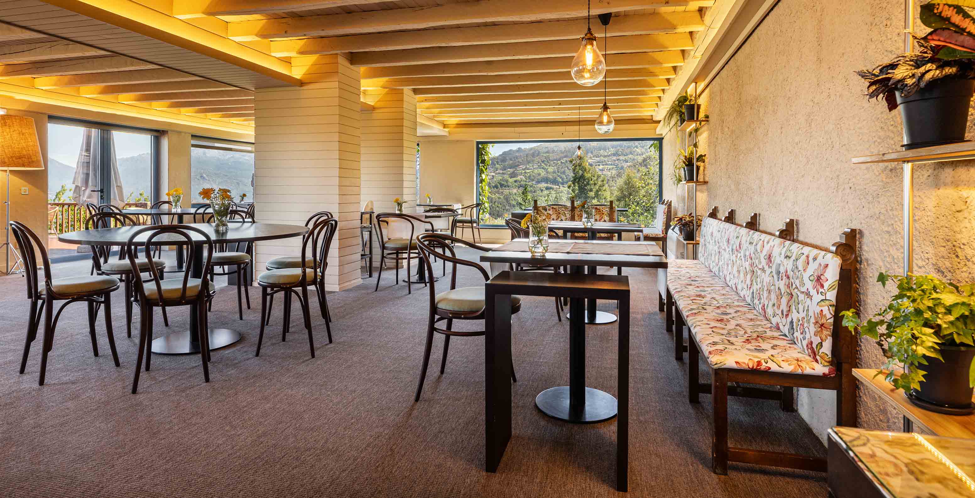 The restaurant Pousada Caniçada - Gerês, at the Hotel in Peneda-Gerês National Park has several tables and a view of nature