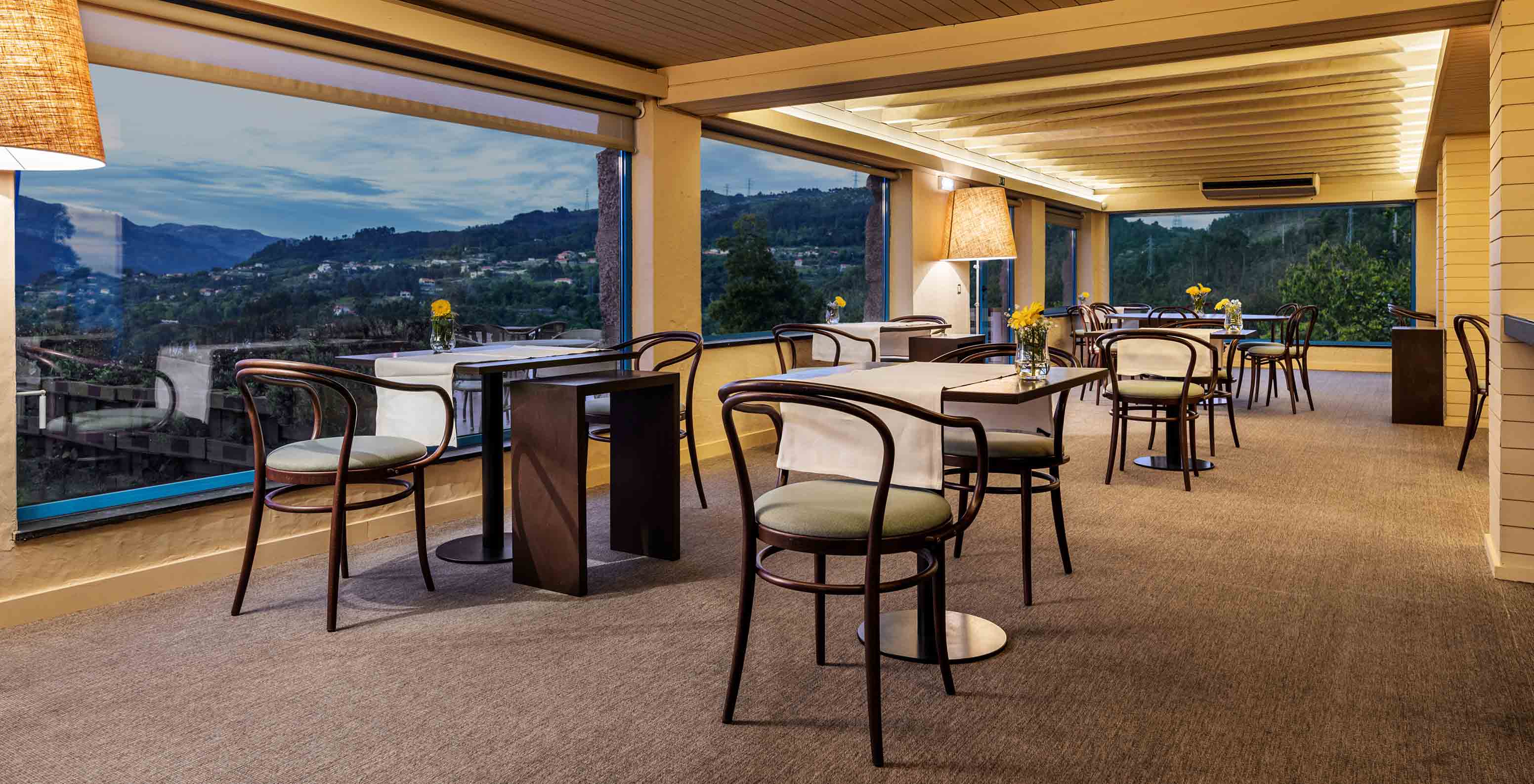 The restaurant Pousada Caniçada - Gerês, at the Hotel in Peneda-Gerês National Park, has glass windows with a view of Gerês