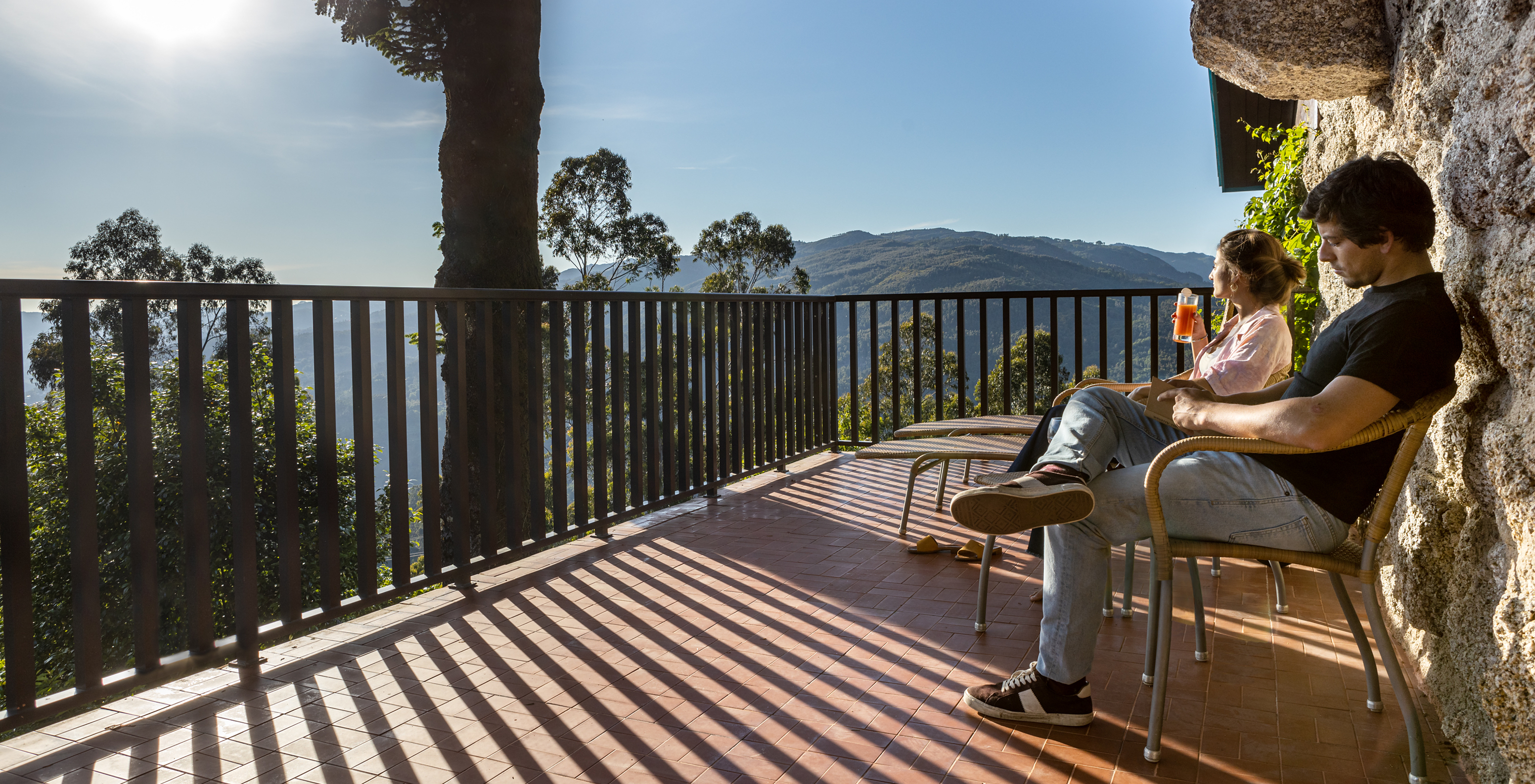 The Classic Room of the Pousada Caniçada - Gerês has a spacious balcony with a seating area and a mountain view