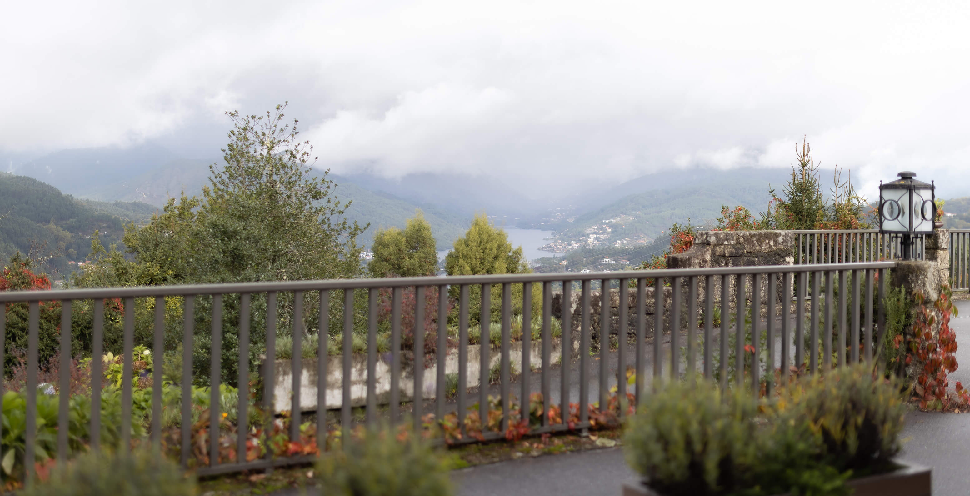 The Large Family Room at Pousada Caniçada - Gerês has a balcony with a view of the Serra da Gerês and nature