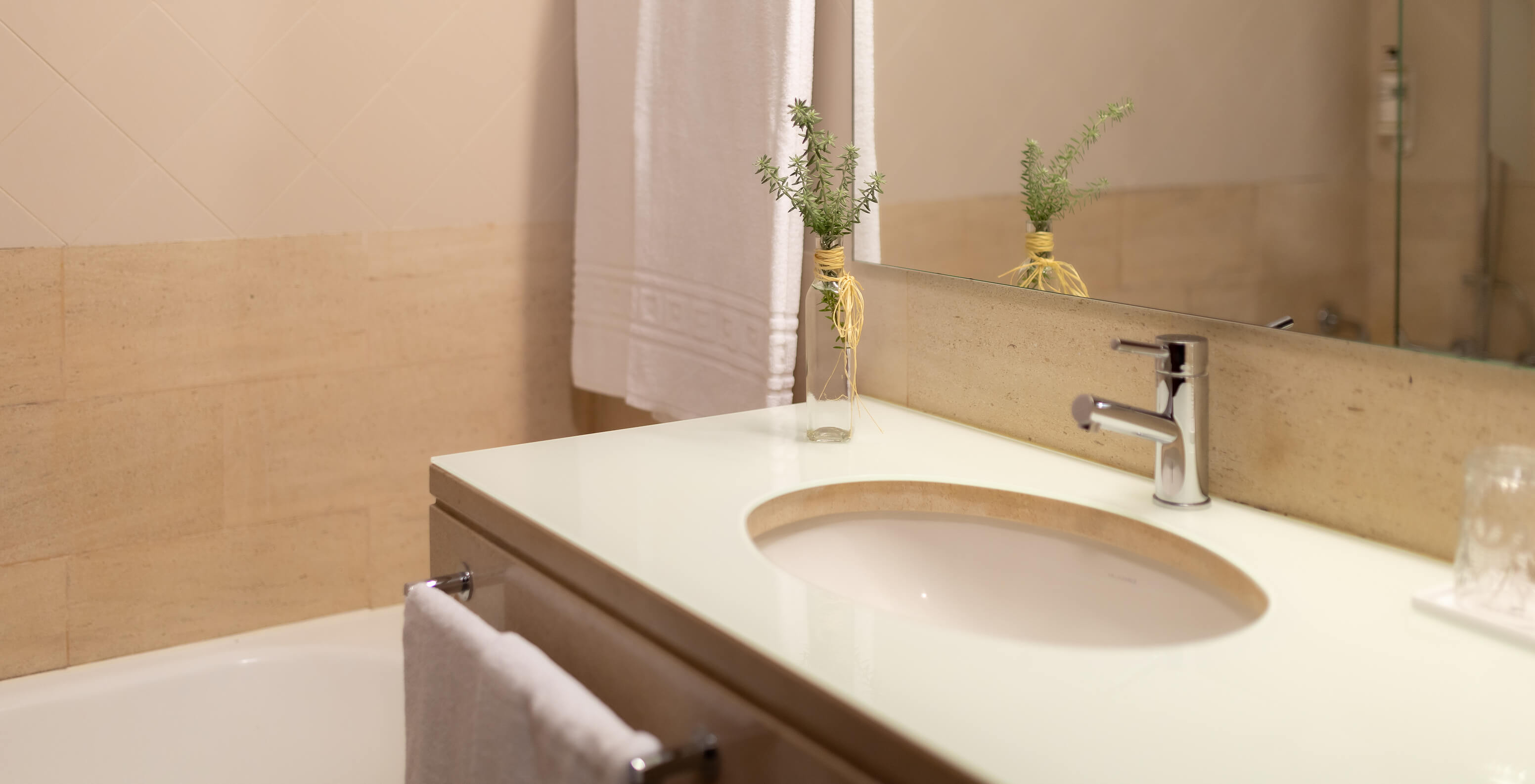 The Superior Balcony Room at Pousada Caniçada - Gerês has a bathroom with a bathtub and a sink with a mirror
