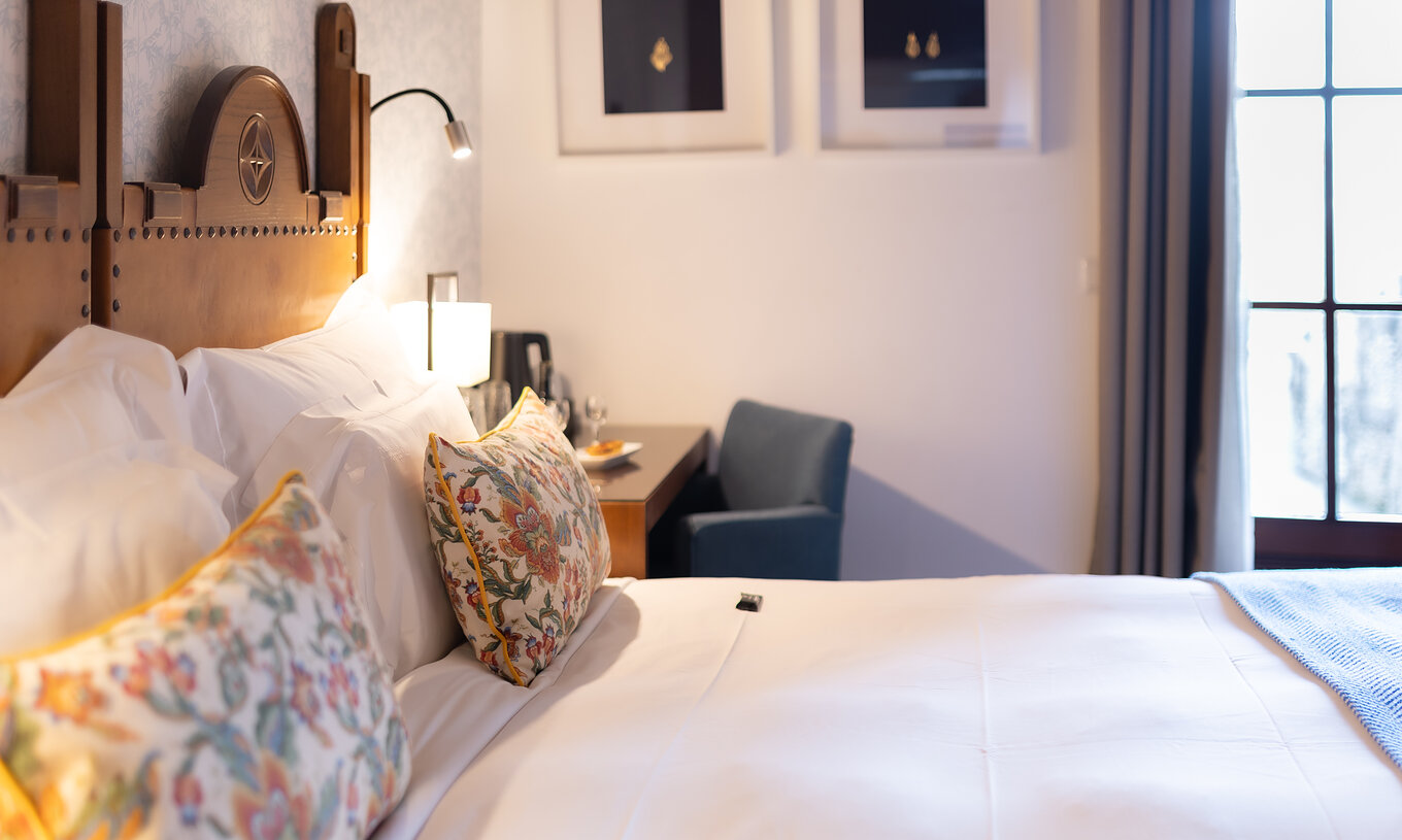 The Standard Suite at Pousada Caniçada – Gerês features a comfortable bed and plenty of natural light.