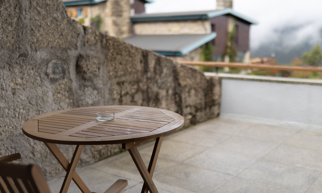 The Superior Balcony Room at Pousada Caniçada - Gerês has a balcony with a view and chairs to relax.