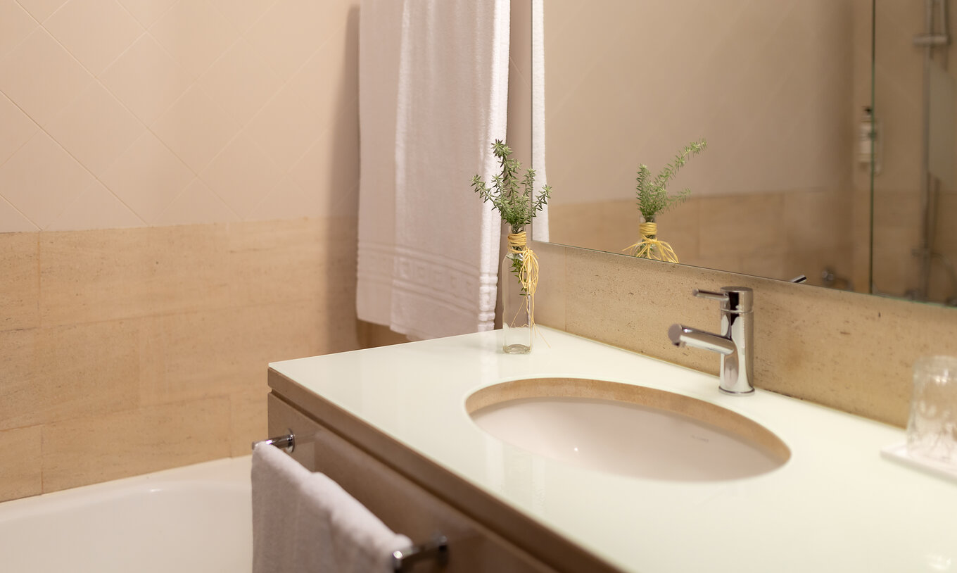 The Superior Balcony Room at Pousada Caniçada - Gerês has a bathroom with a bathtub and a sink with a mirror