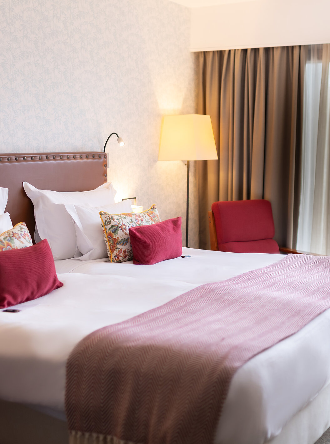 The Superior Terrace Room at Pousada Caniçada - Gerês has two beds and a balcony with a view of the Serra do Gerês