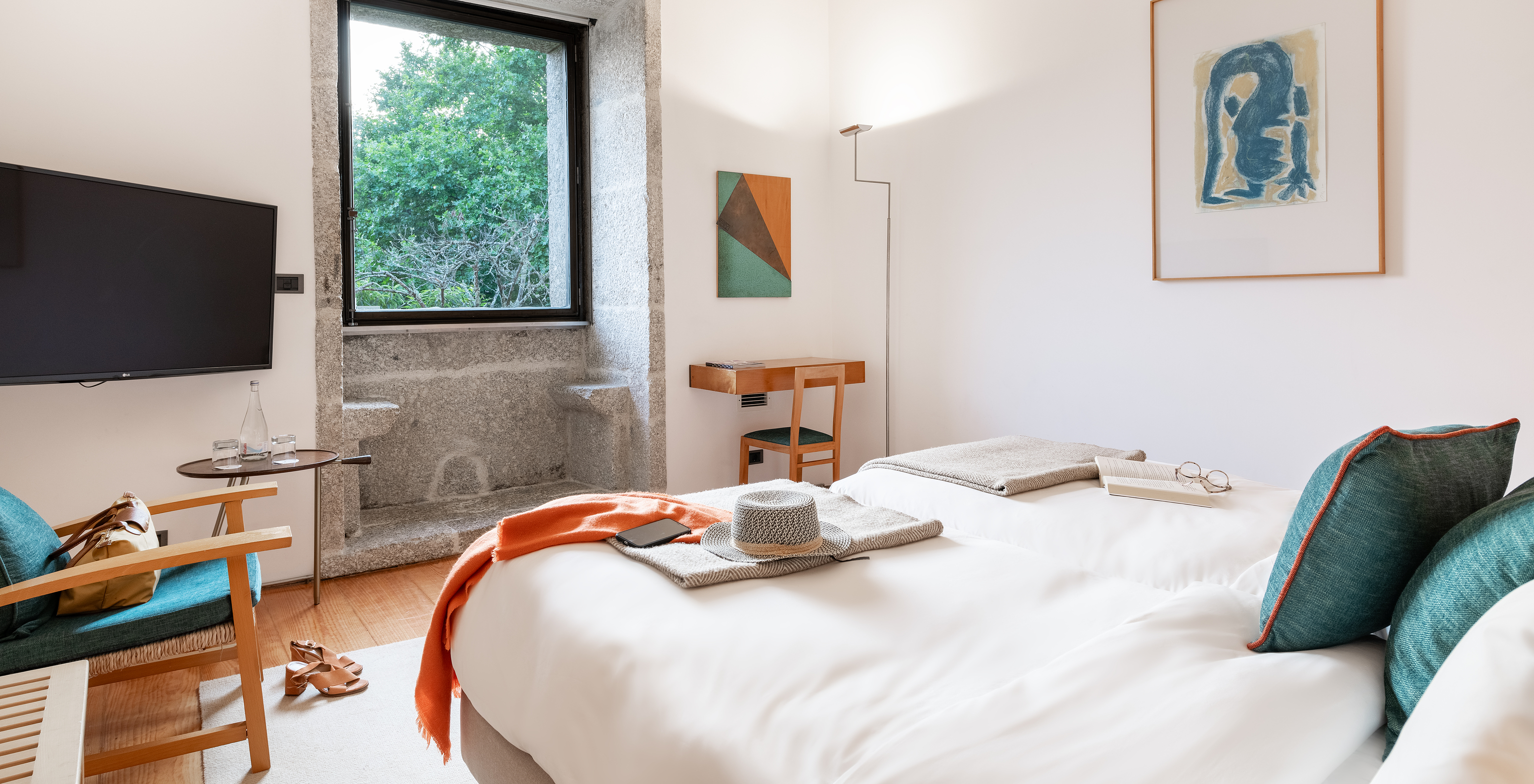 The Family Classic of The Pousada Mosteiro Amares features two separate beds, a window with a view of nature and a television