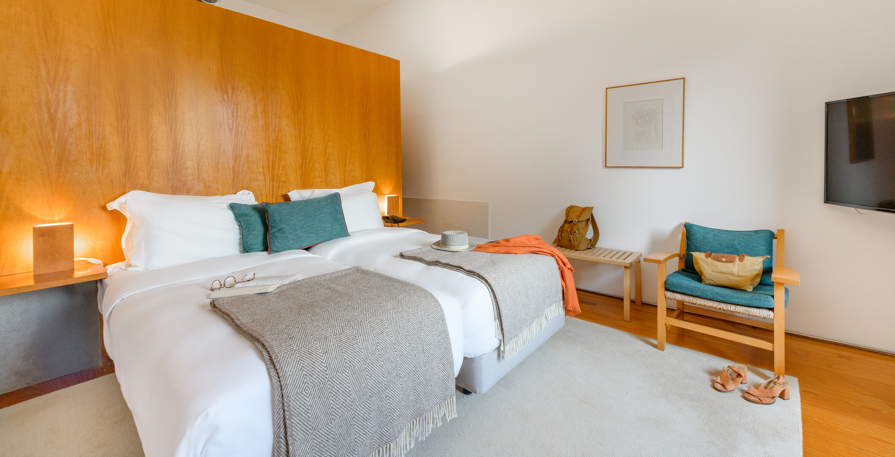 The Large Family of The Pousada Mosteiro Amares features two separate beds with a tall wooden headboard and blue cushions