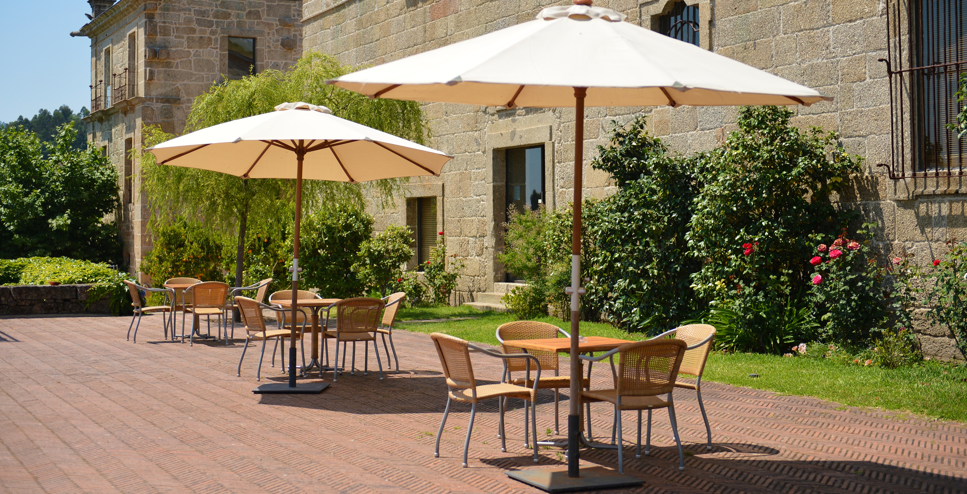 The Pousada Mosteiro Amares has a terrace with an outdoor patio with tables and umbrellas