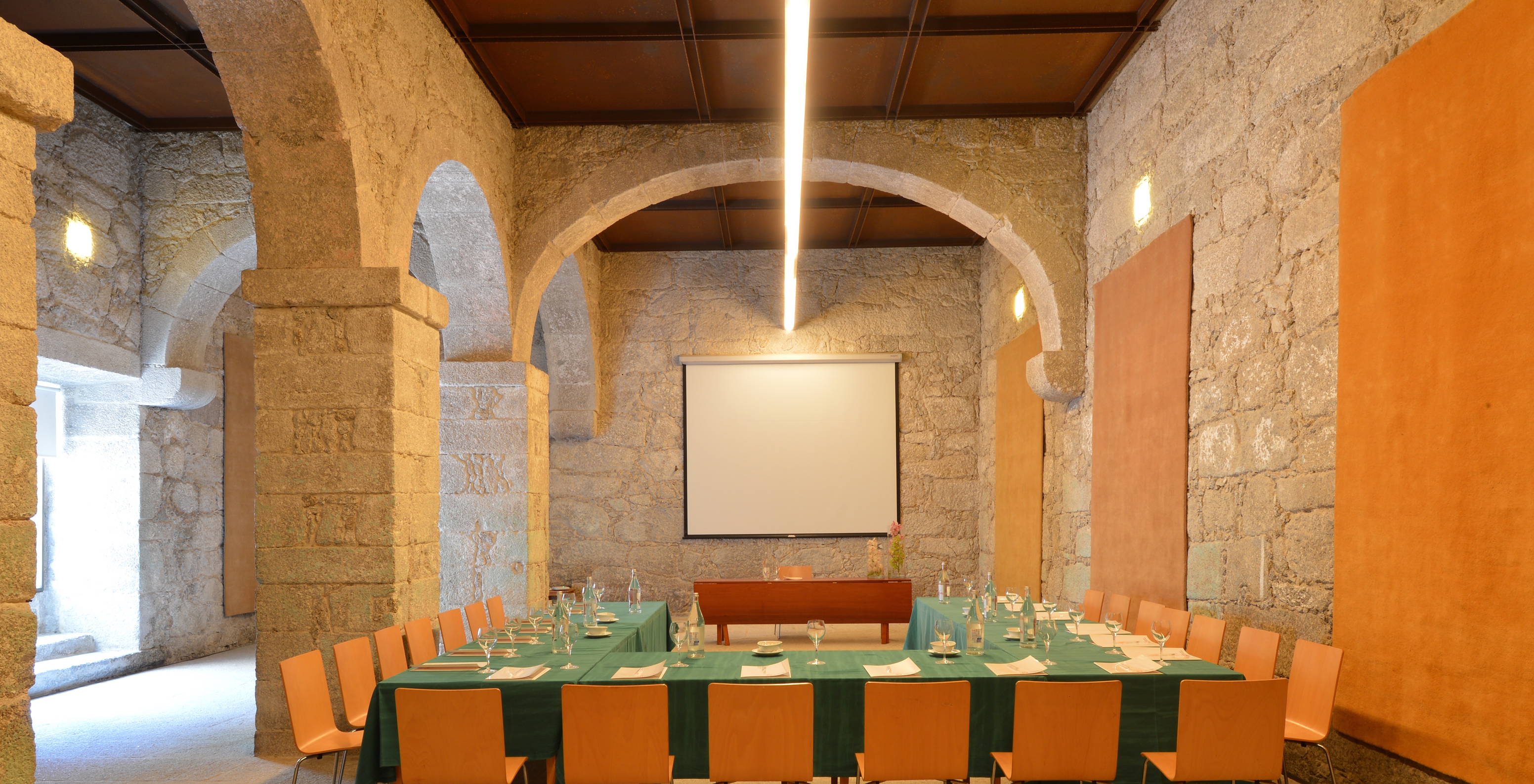 The Pousada Mosteiro Amares has a meeting and event room with a white screen and tables