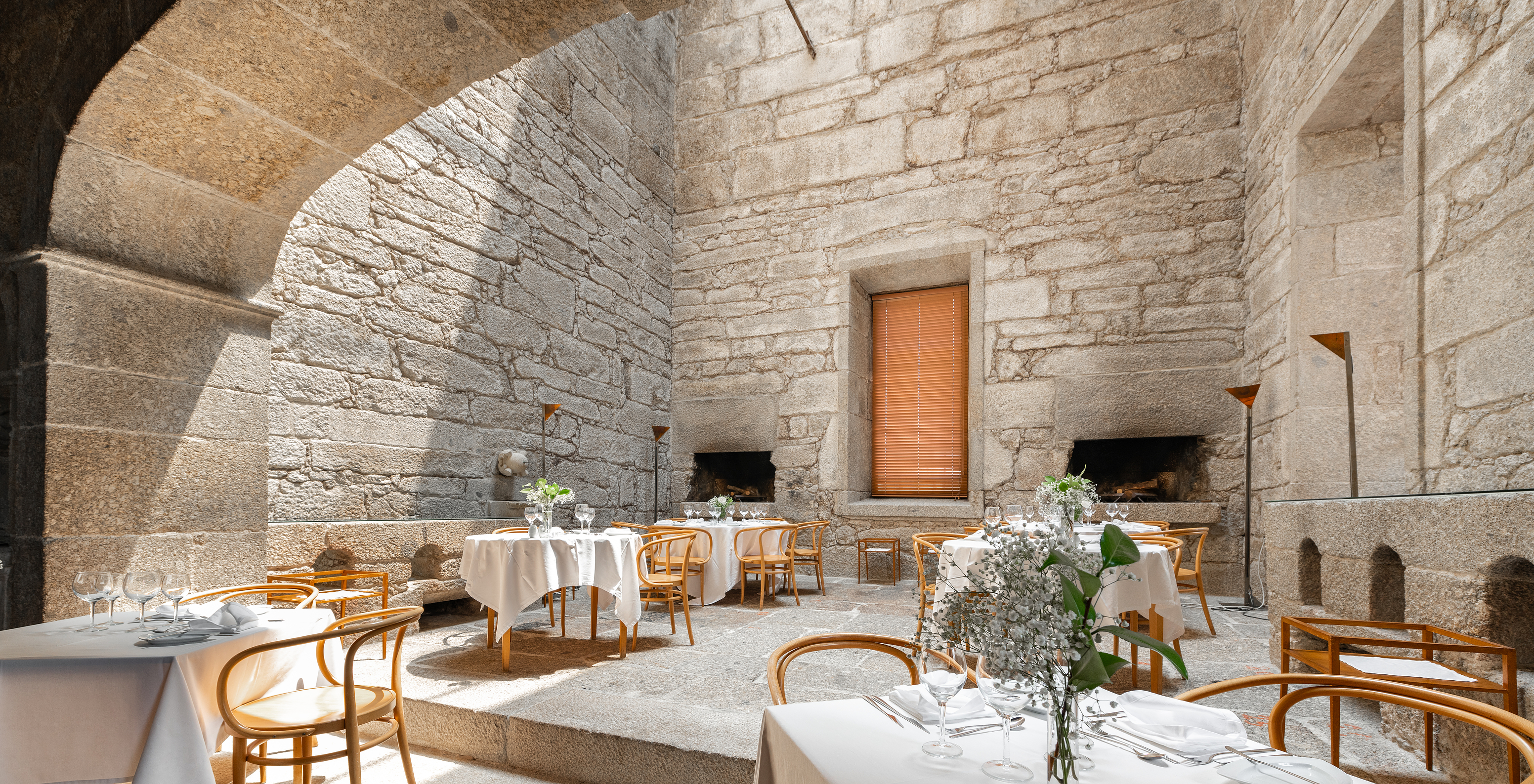 The Pousada Mosteiro Amares has a restaurant with an outdoor terrace with round tables
