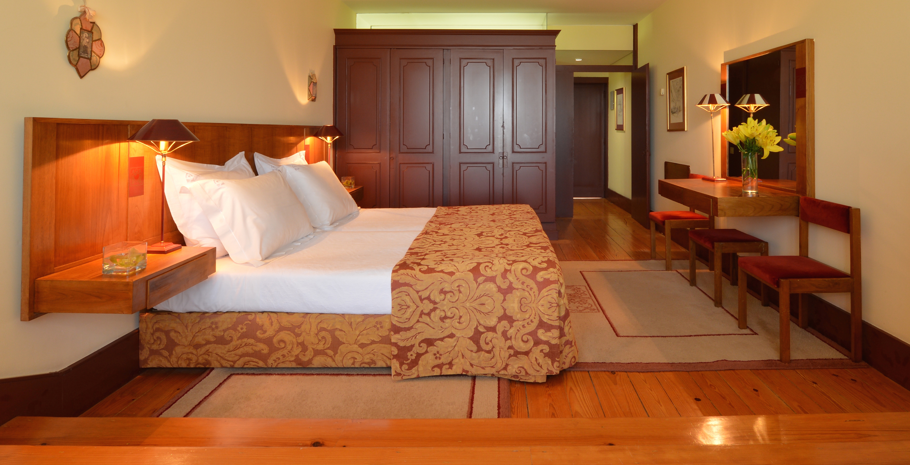 The Family Classic of The Pousada Mosteiro Guimarães has a double bed, a wardrobe, a bedside table, and a mirror