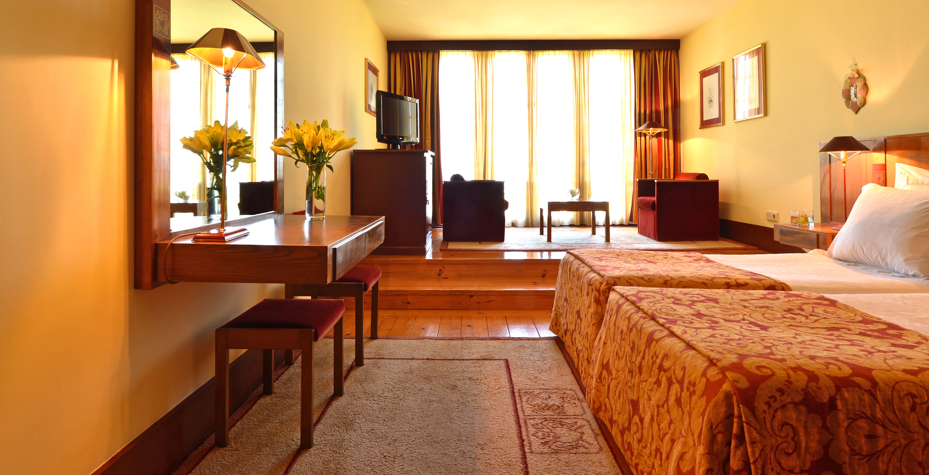 The Family Classic of The Pousada Mosteiro Guimarães has two separate beds, a television, and a large window