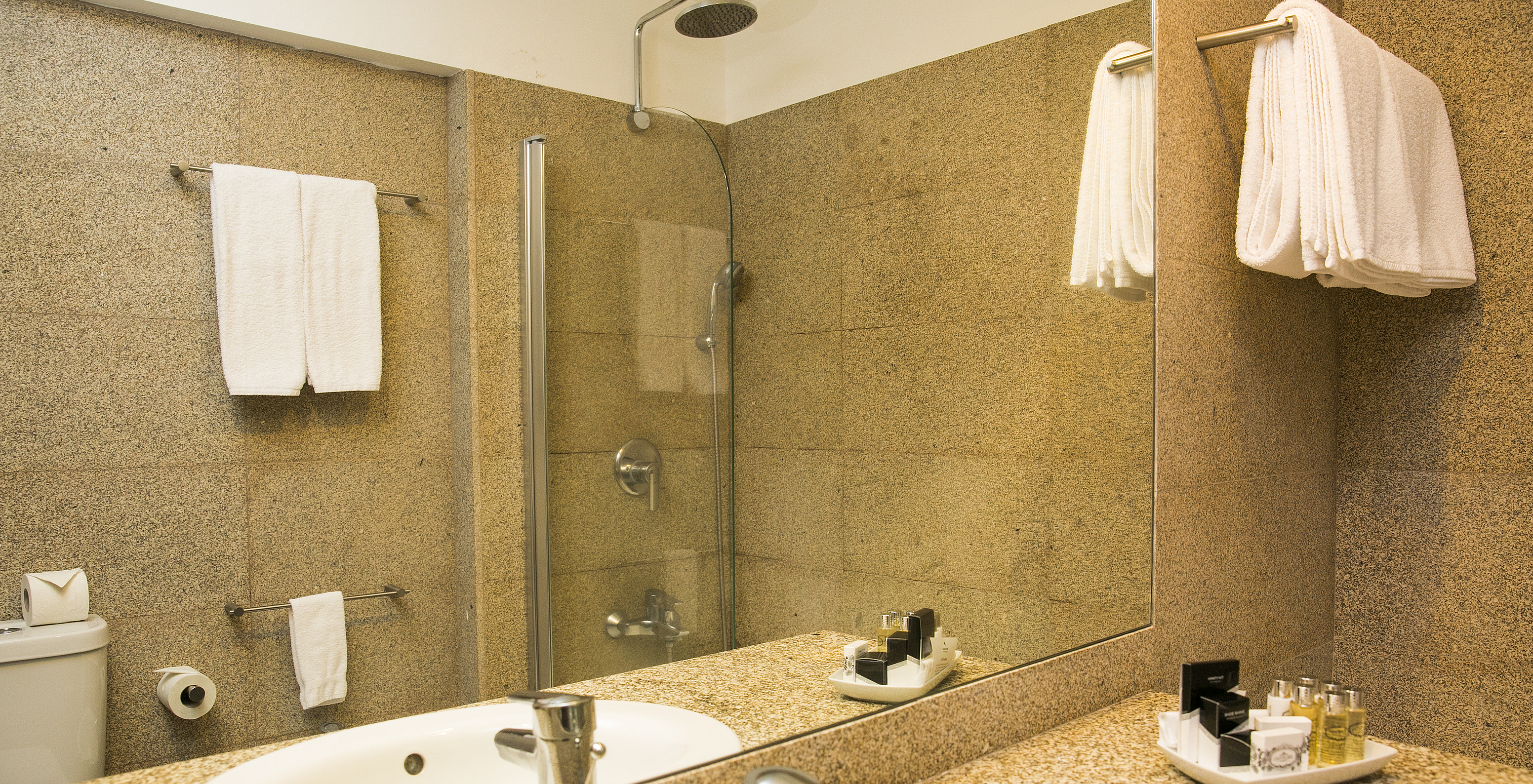 The Historical Superior of The Pousada Mosteiro Guimarães has a bathroom with brown tones, a bathtub, and a sink