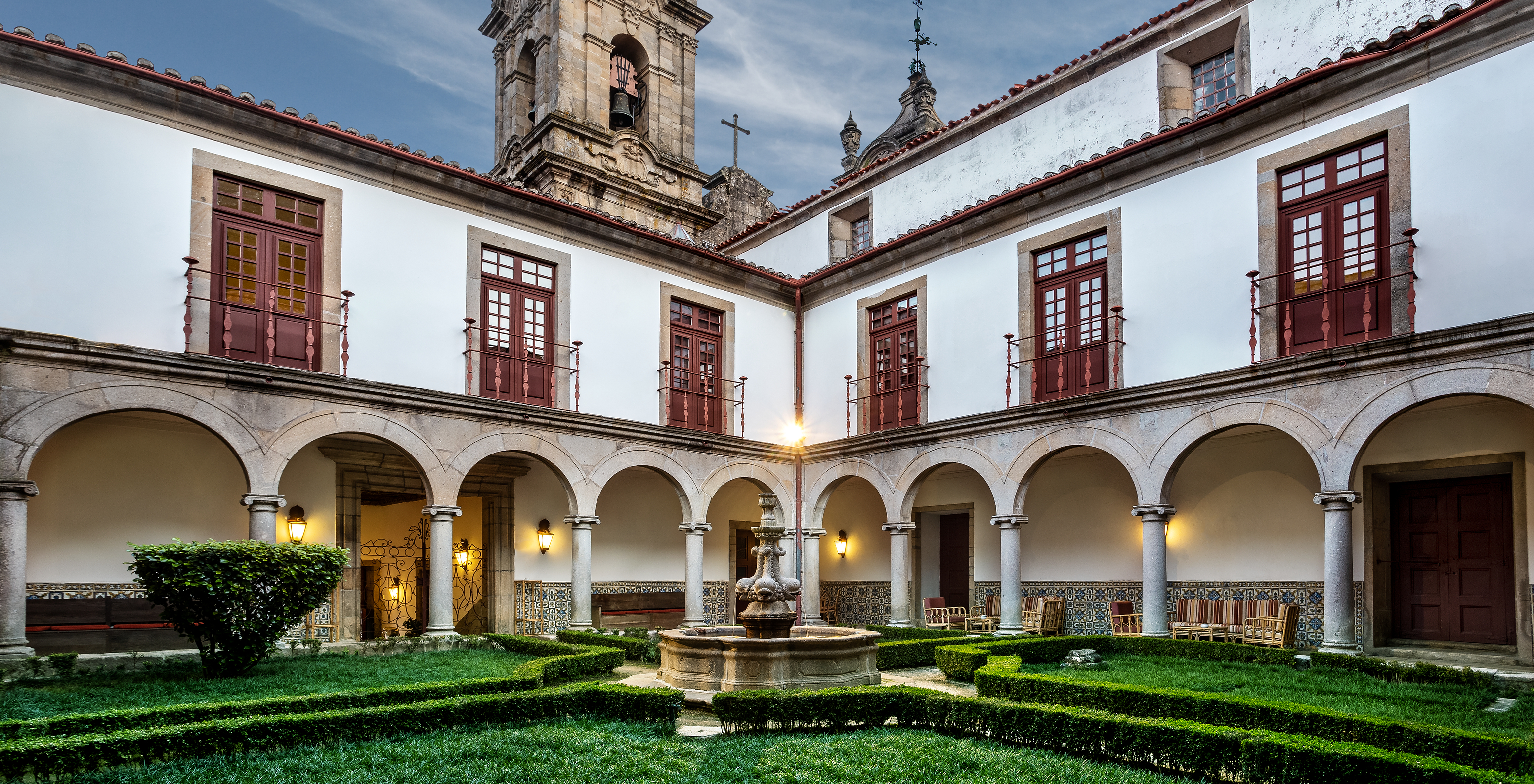 Pousada Mosteiro Guimarães, a hotel in Guimarães Historic Center, with cloisters featuring a central fountain and grass