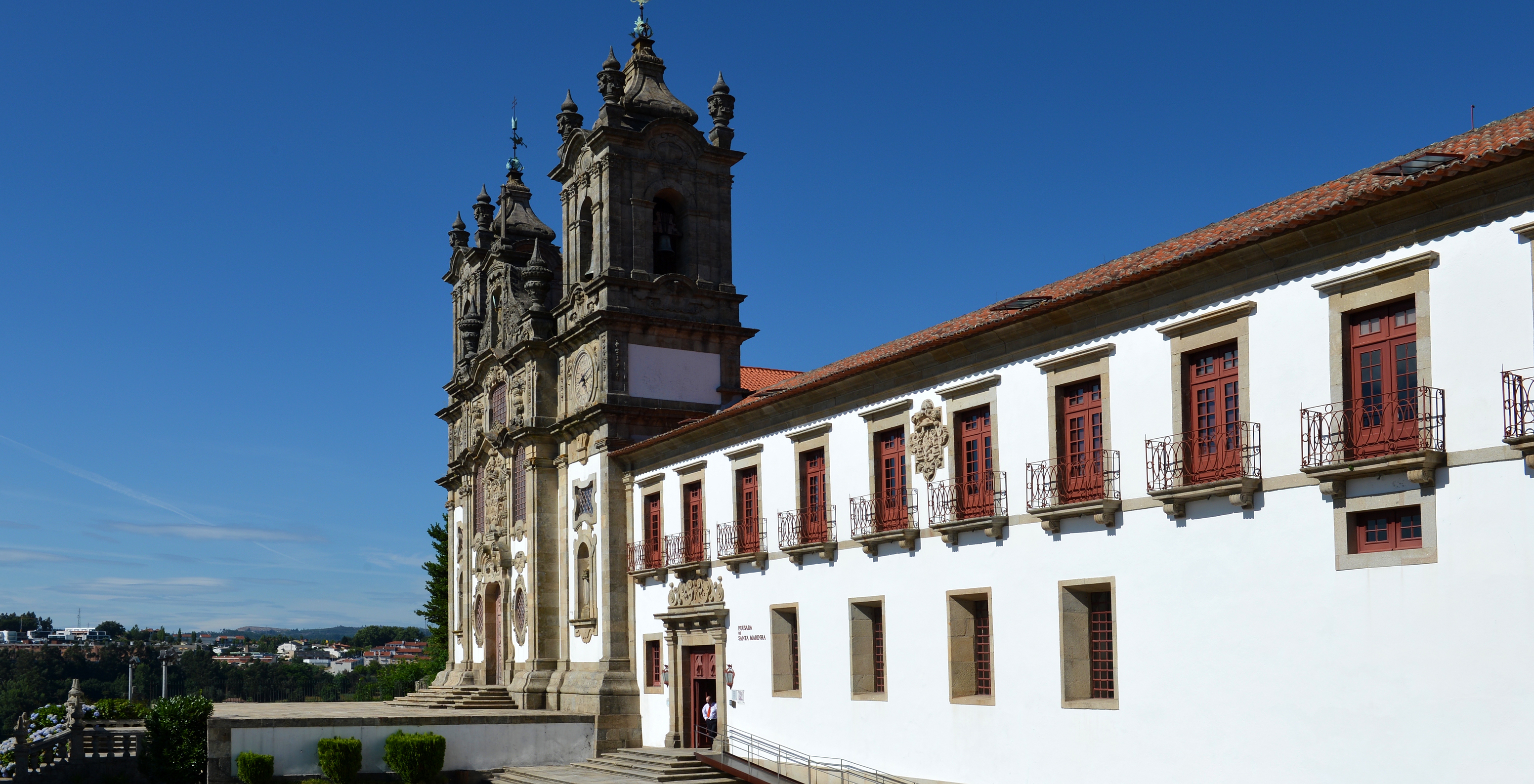 Pousada Mosteiro Guimarães, a hotel in Guimarães Historic Center, with a facade featuring two towers and a white building