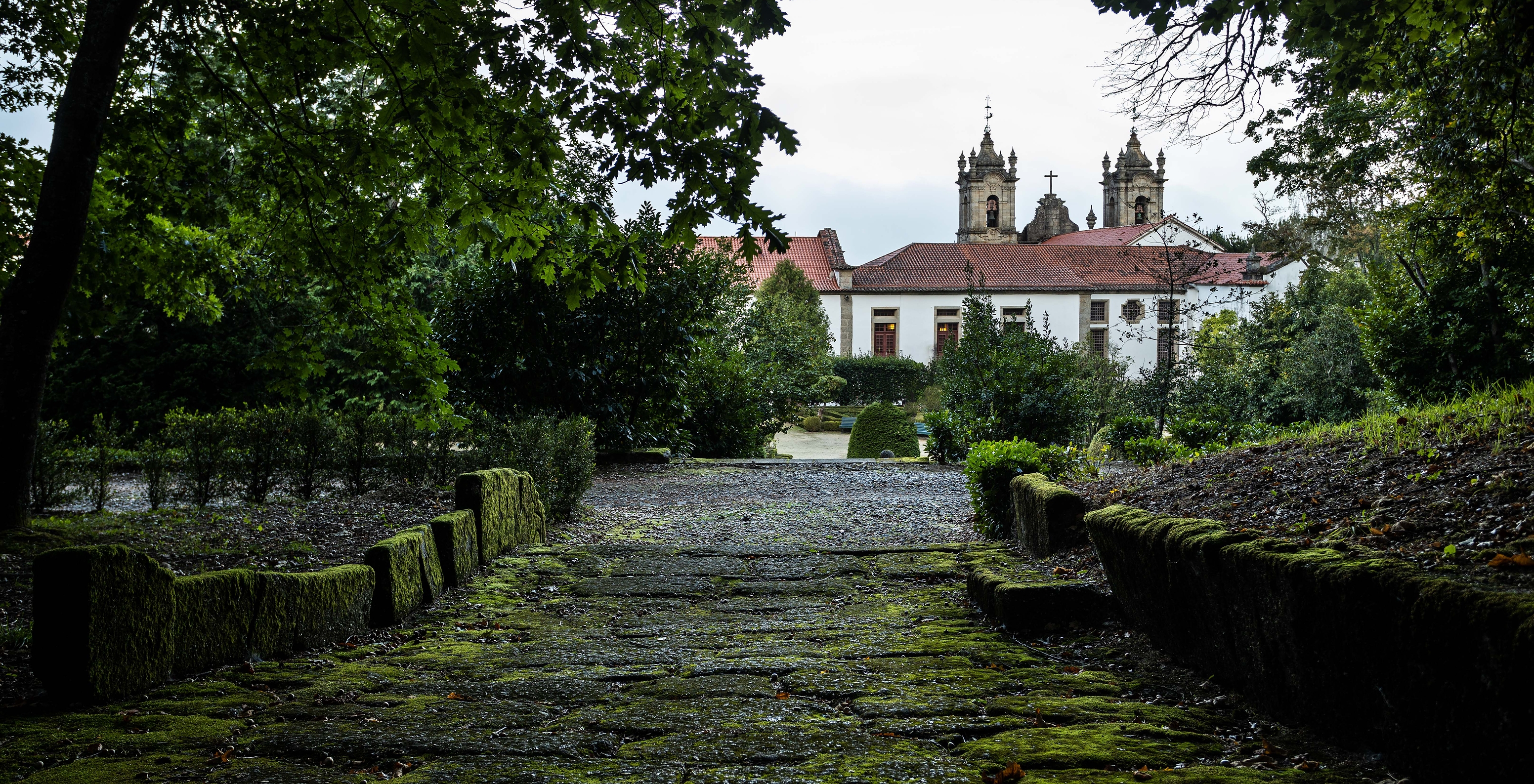 Pousada Mosteiro Guimarães, a hotel in Guimarães Historic Center, with a garden path leading to the hotel